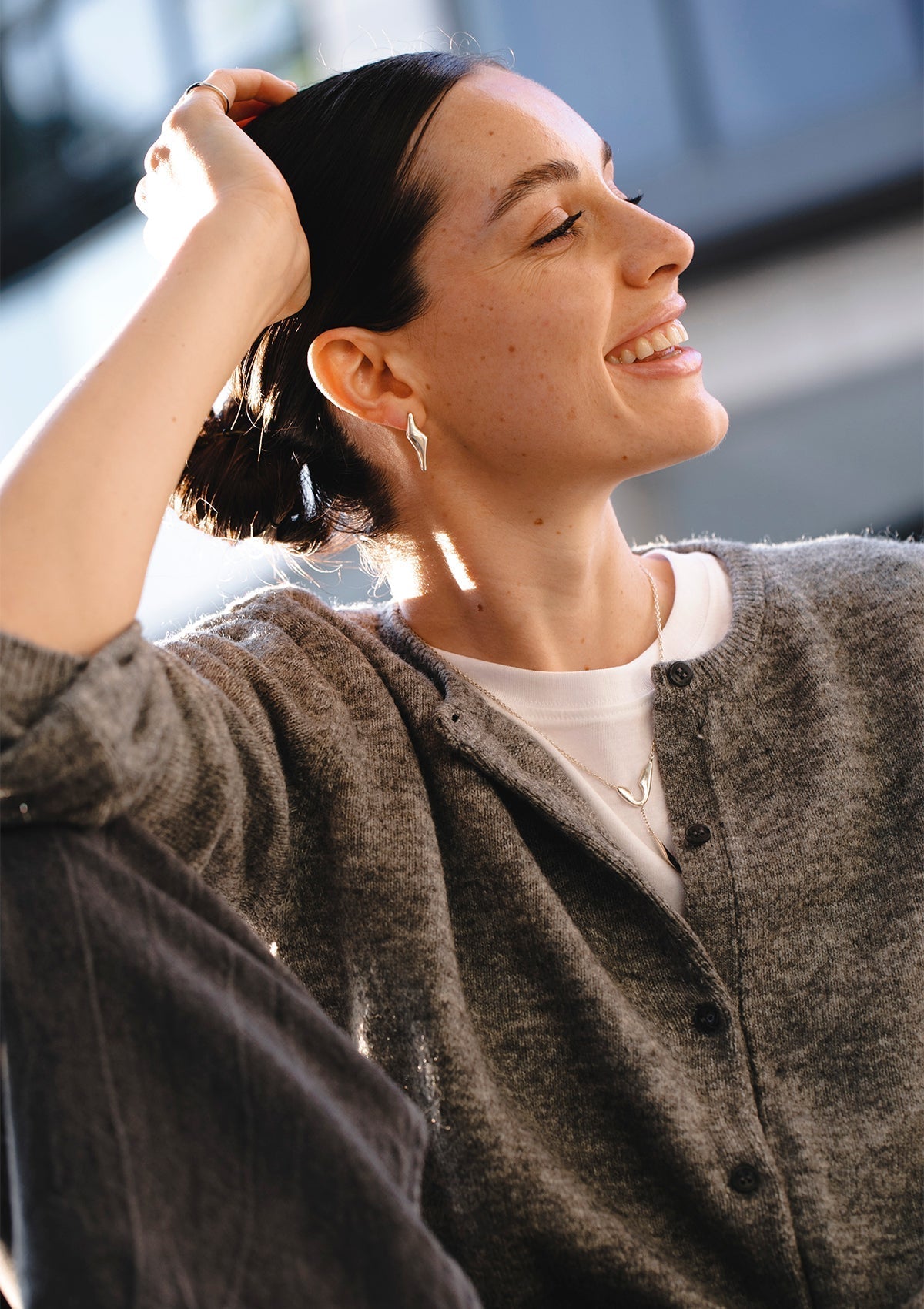 Layering Without Overload – How to Stack Minimalist Jewelry Like a Pro