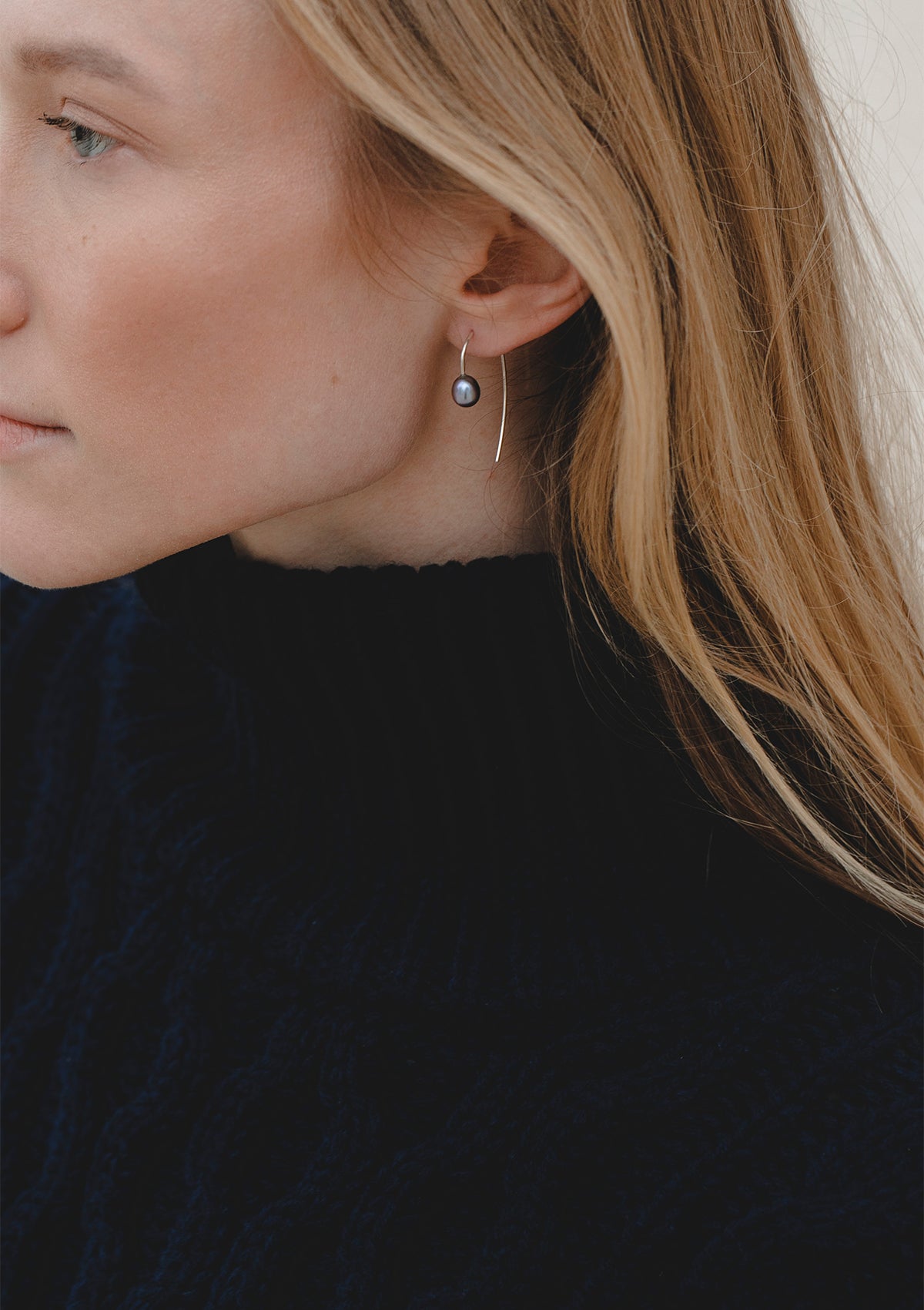 minimalist sterling silver loop earrings with dark pearls – modern jewelry look