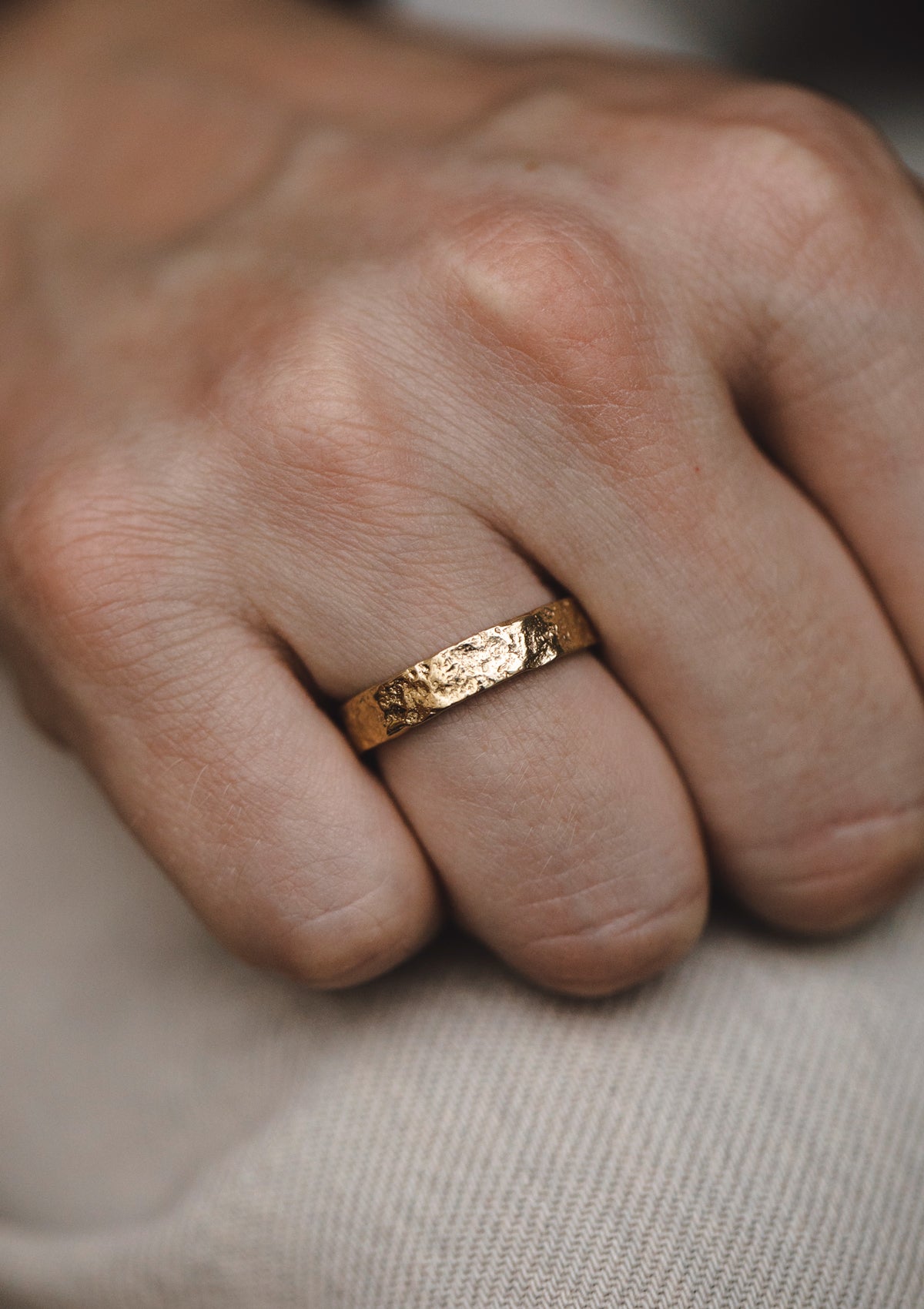 Organic-shaped mens gold wedding ring in matte finish, crafted in Berlin for modern ceremonies