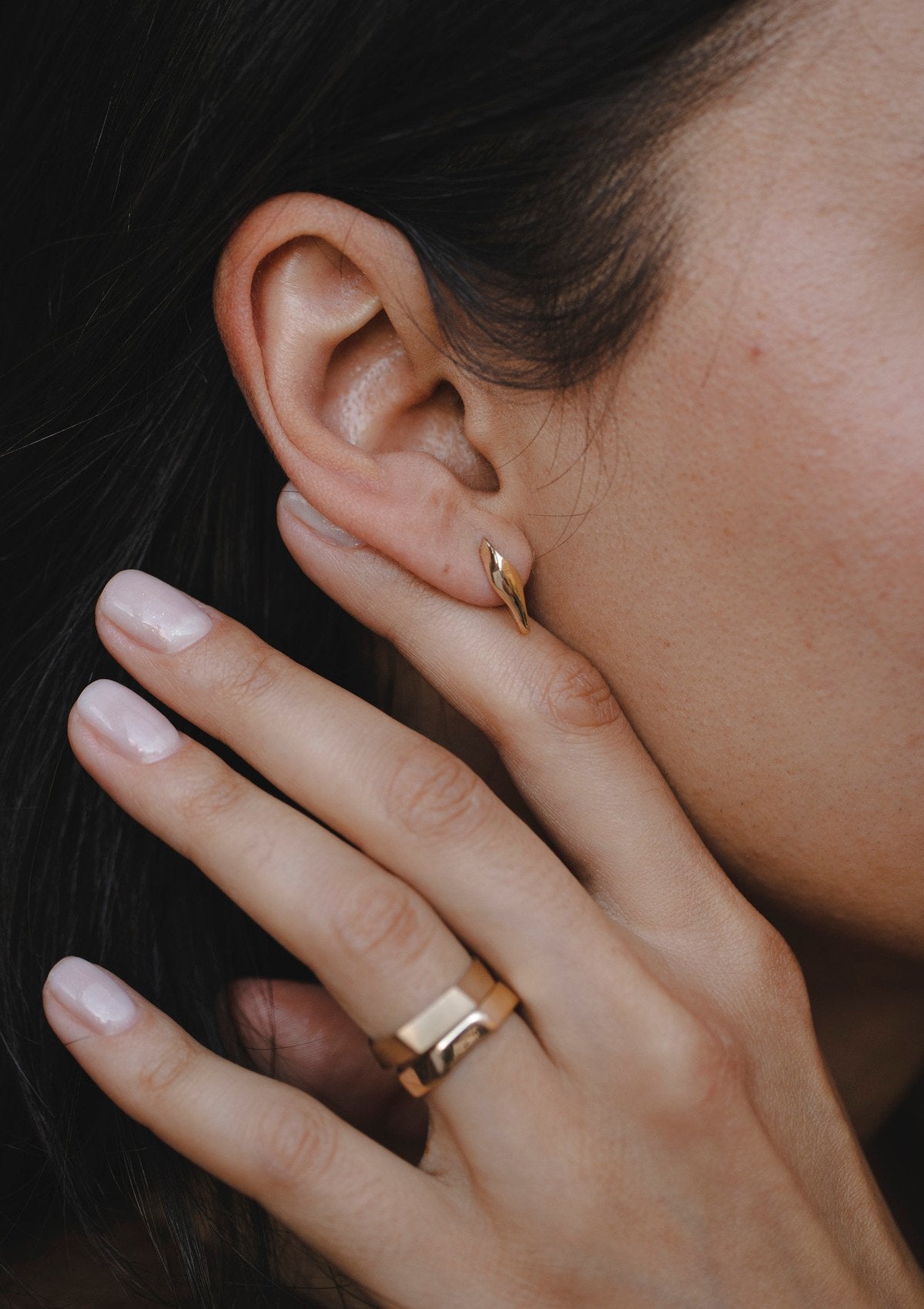 Leya earrings in gold