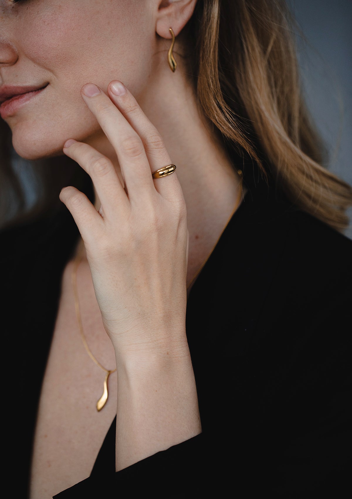 Minimalist gold dome ring worn on hand, handcrafted solid gold ring made in Berlin