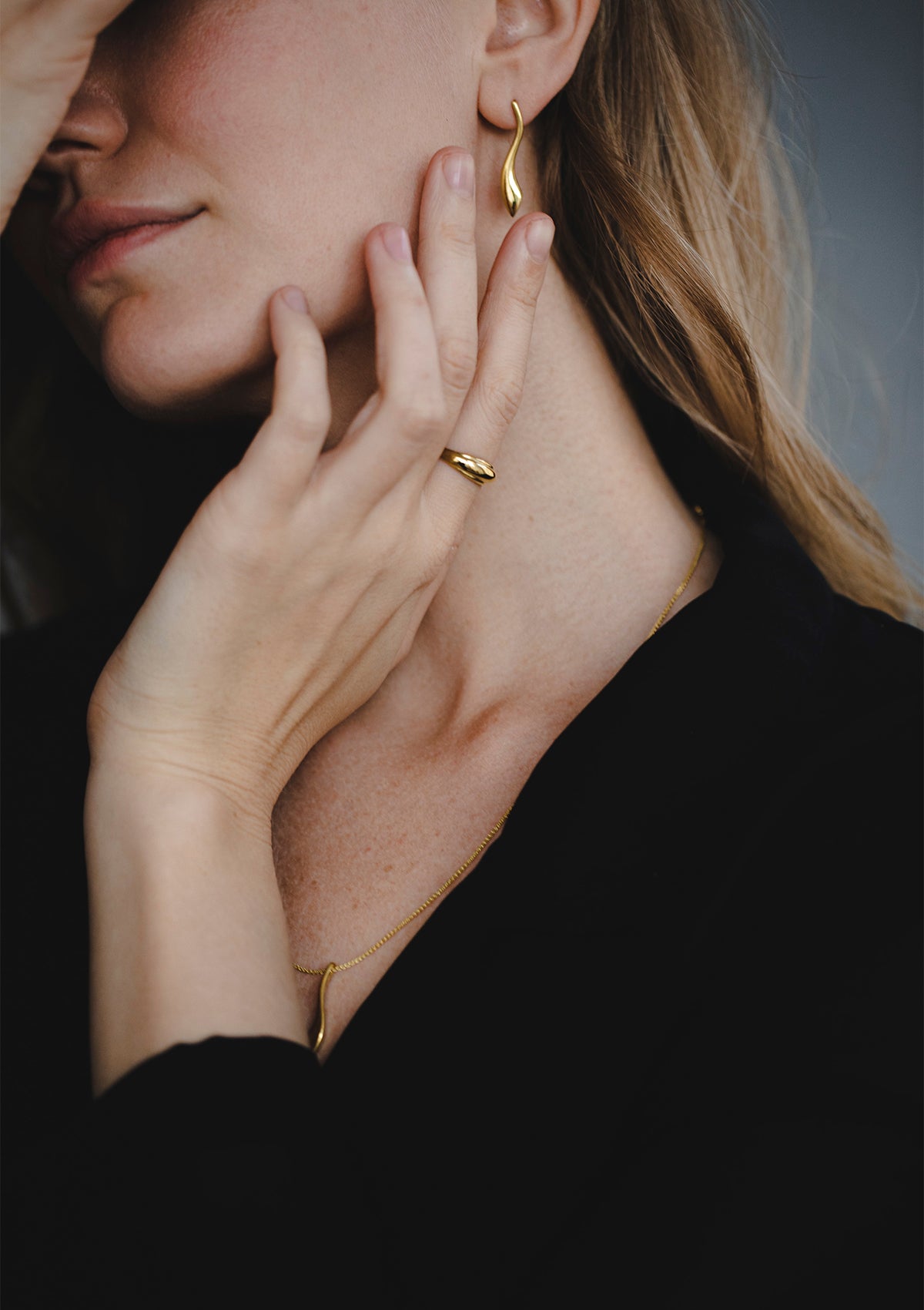 Refined 14K gold earrings with curved drop shape, very elegant and unique fine jewelry
