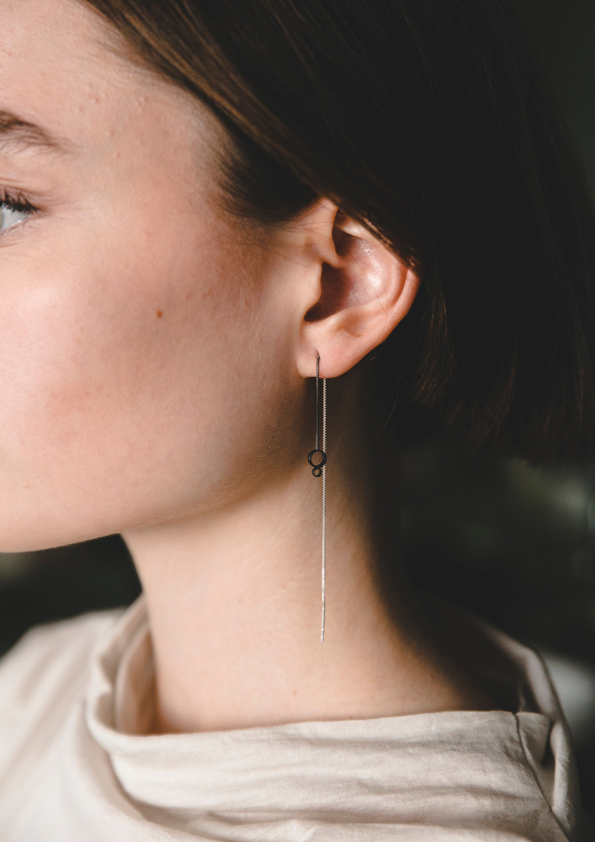 Schwarze Kreis Threader Ohrringe