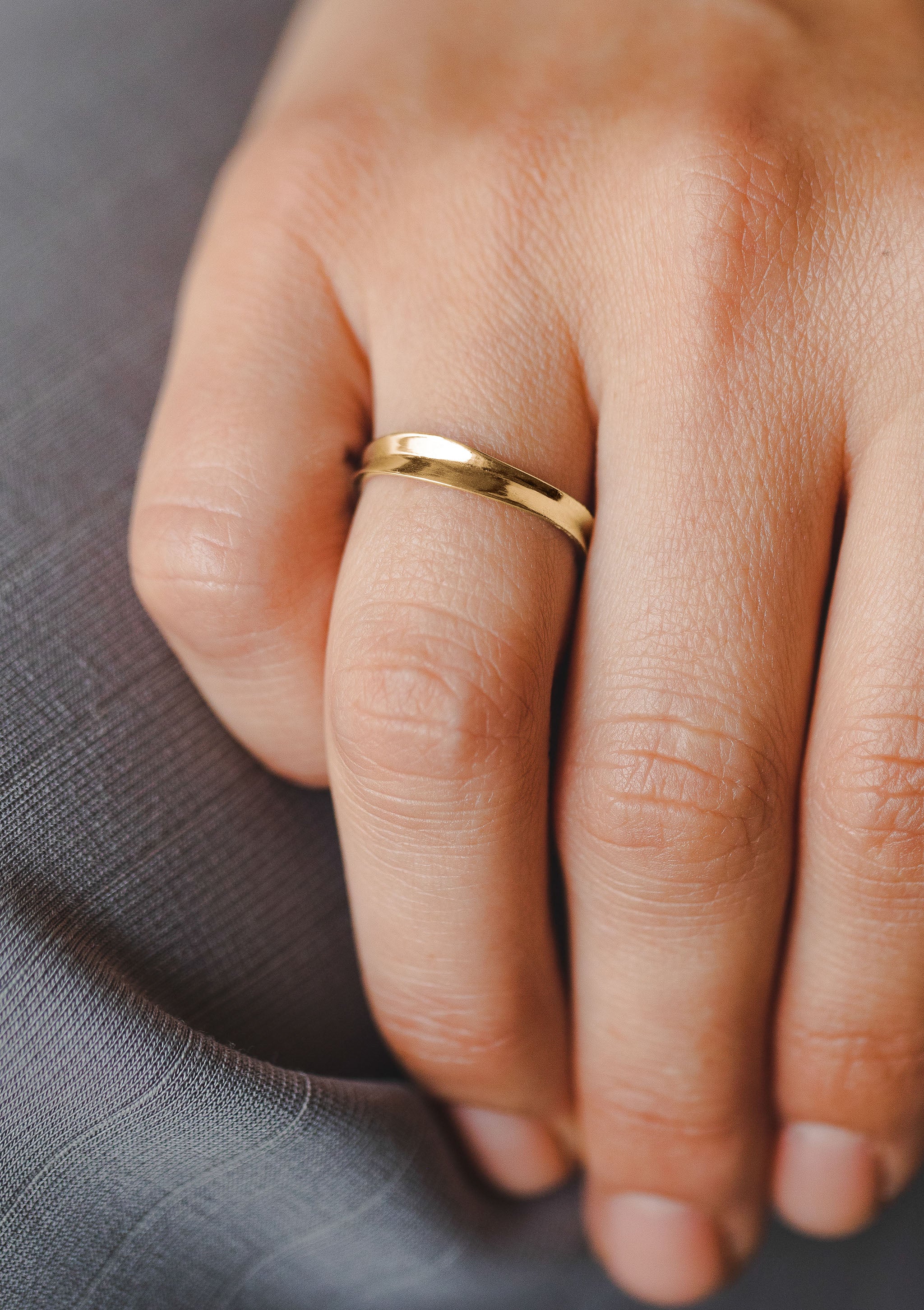 Linea Women’s Ring in solid yellow gold