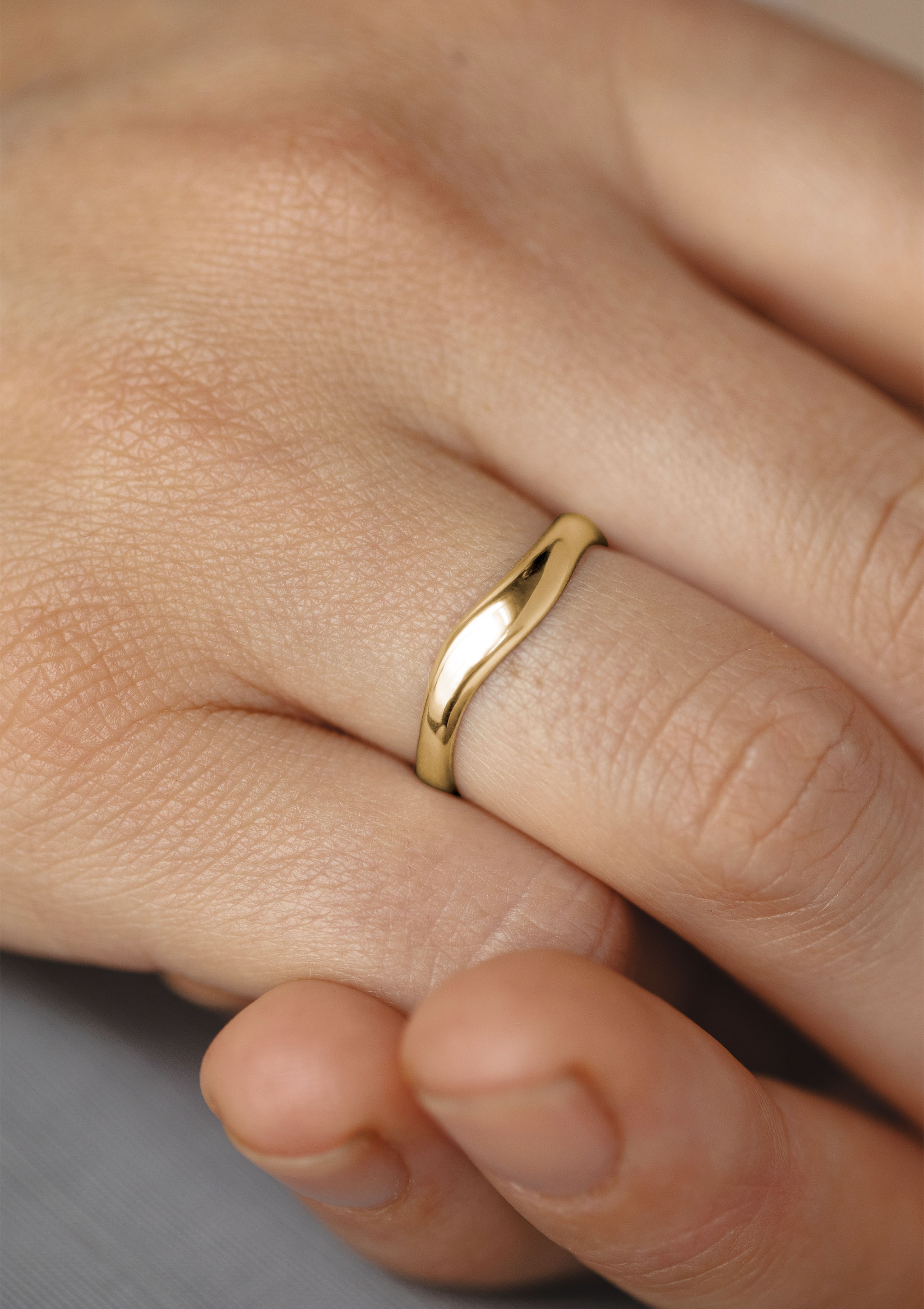 Marea Women’s Ring in solid yellow gold