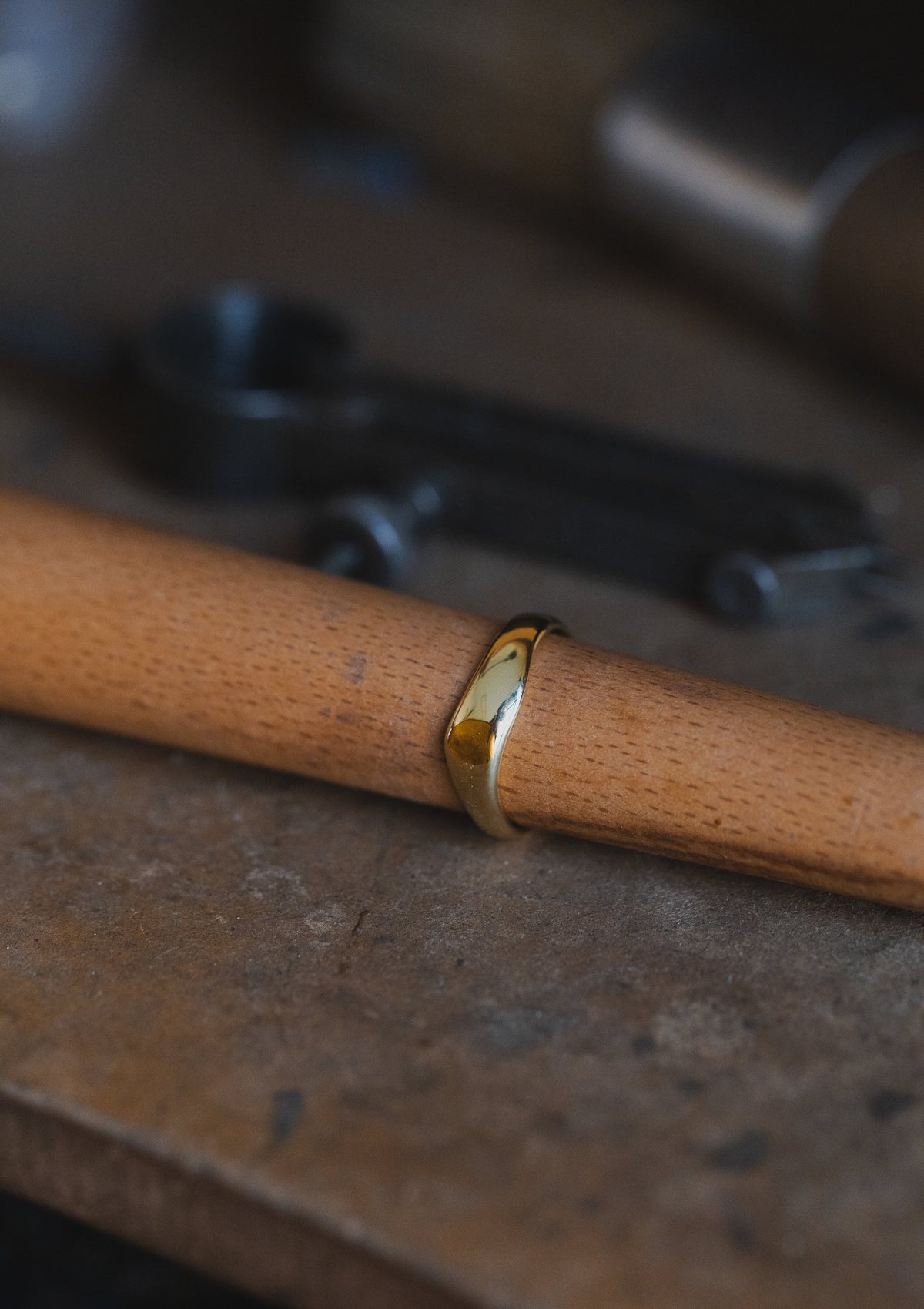 Isla Men’s Ring by Sofia Kov – on the bench in the Berlin studio