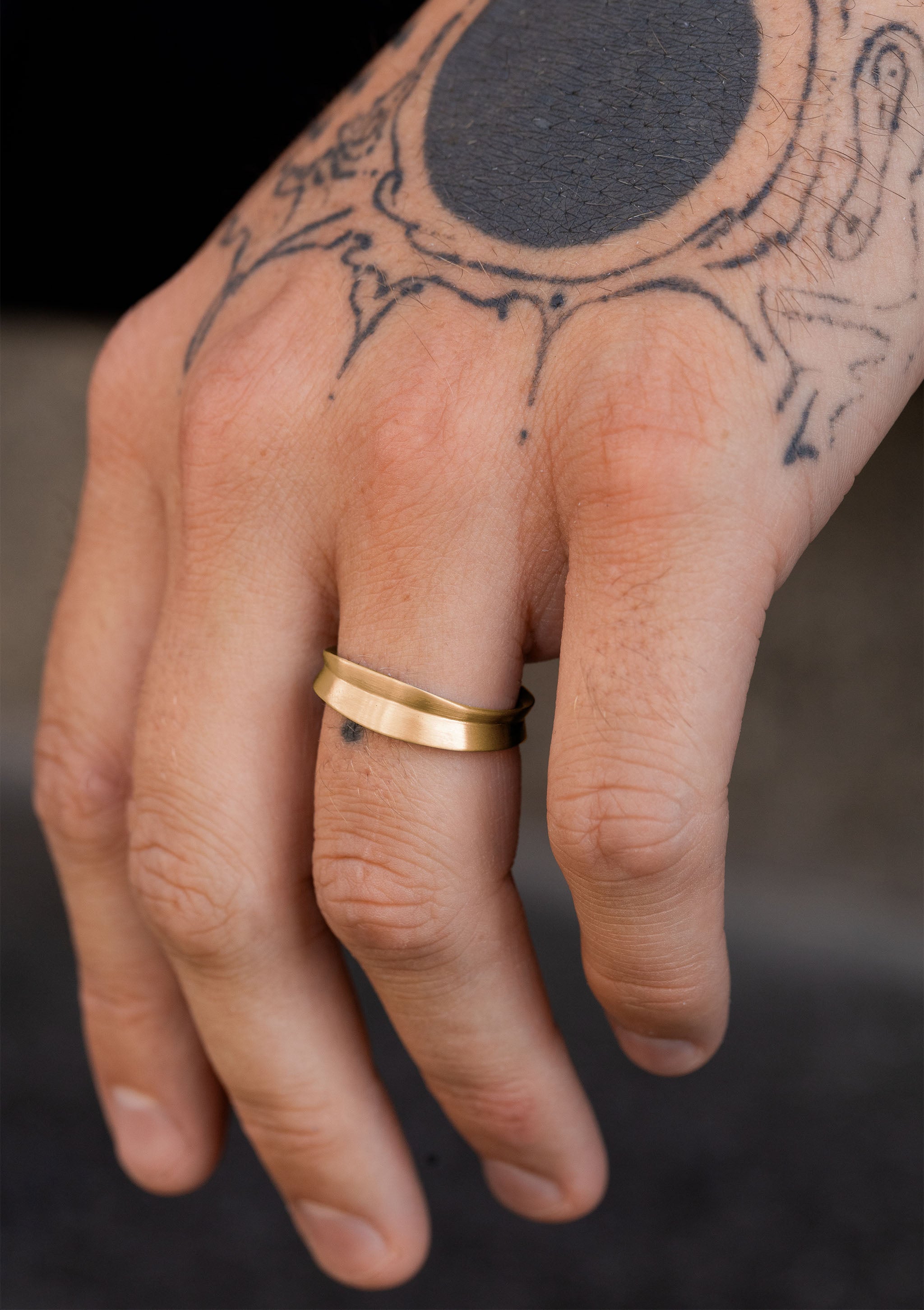 Linea Men’s Ring in solid yellow gold