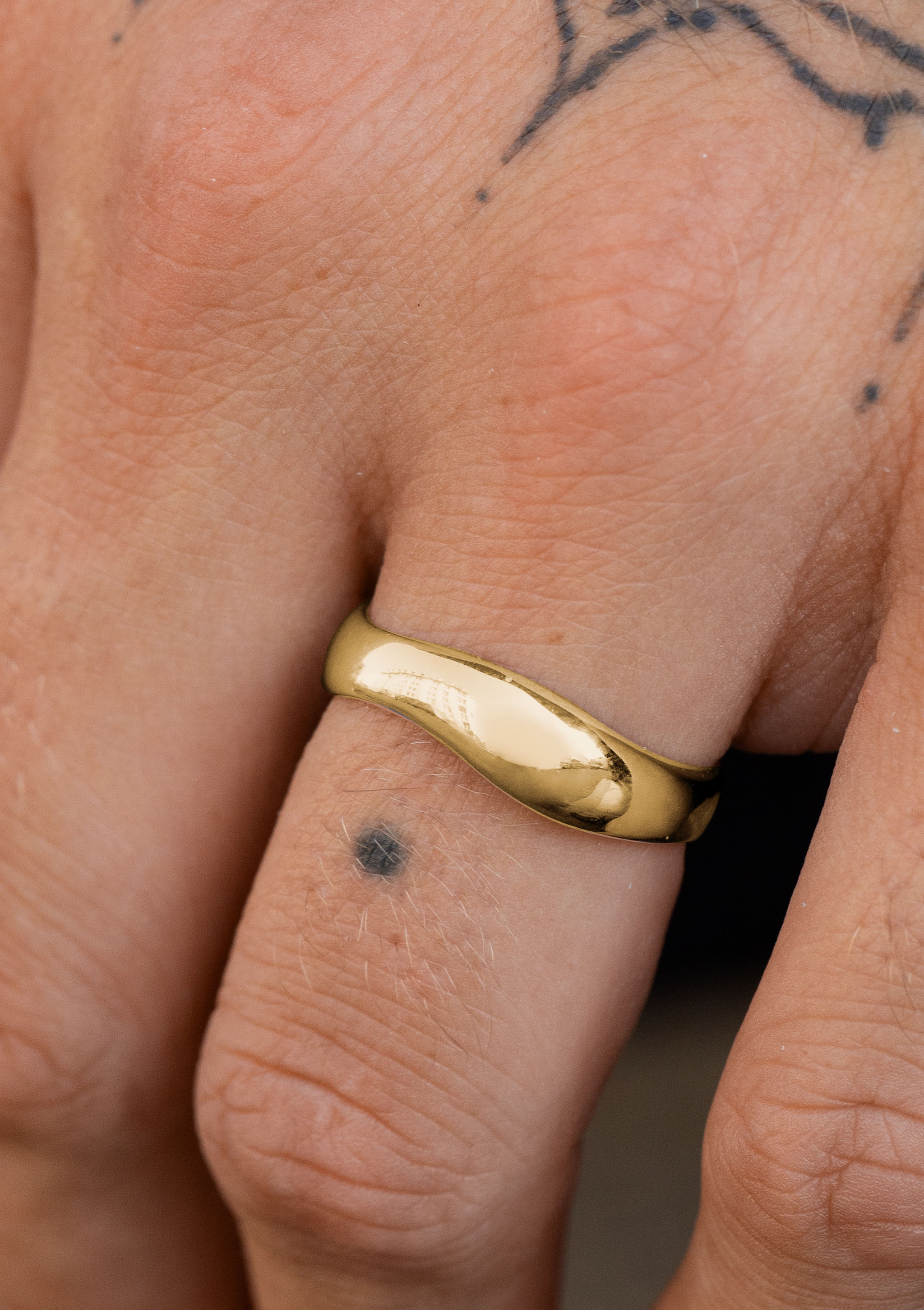 Marea Men’s Ring in solid yellow gold
