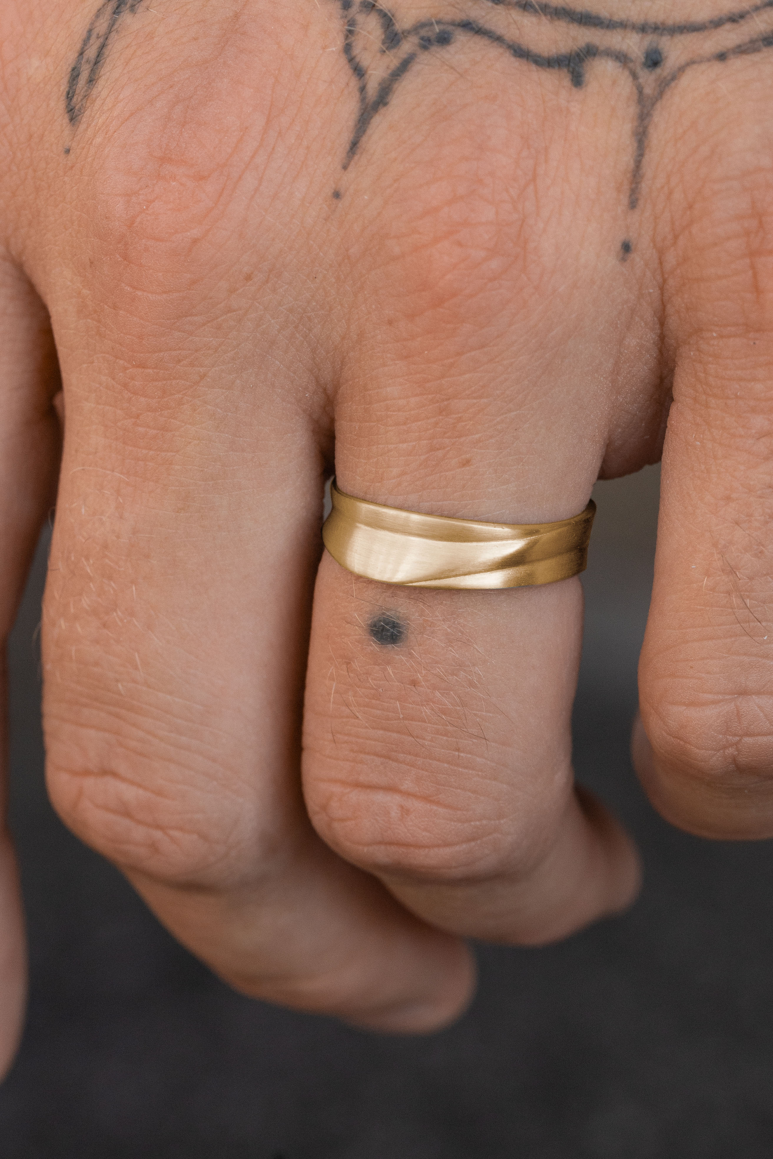 Echo Men’s Ring – Wavy in solid yellow gold