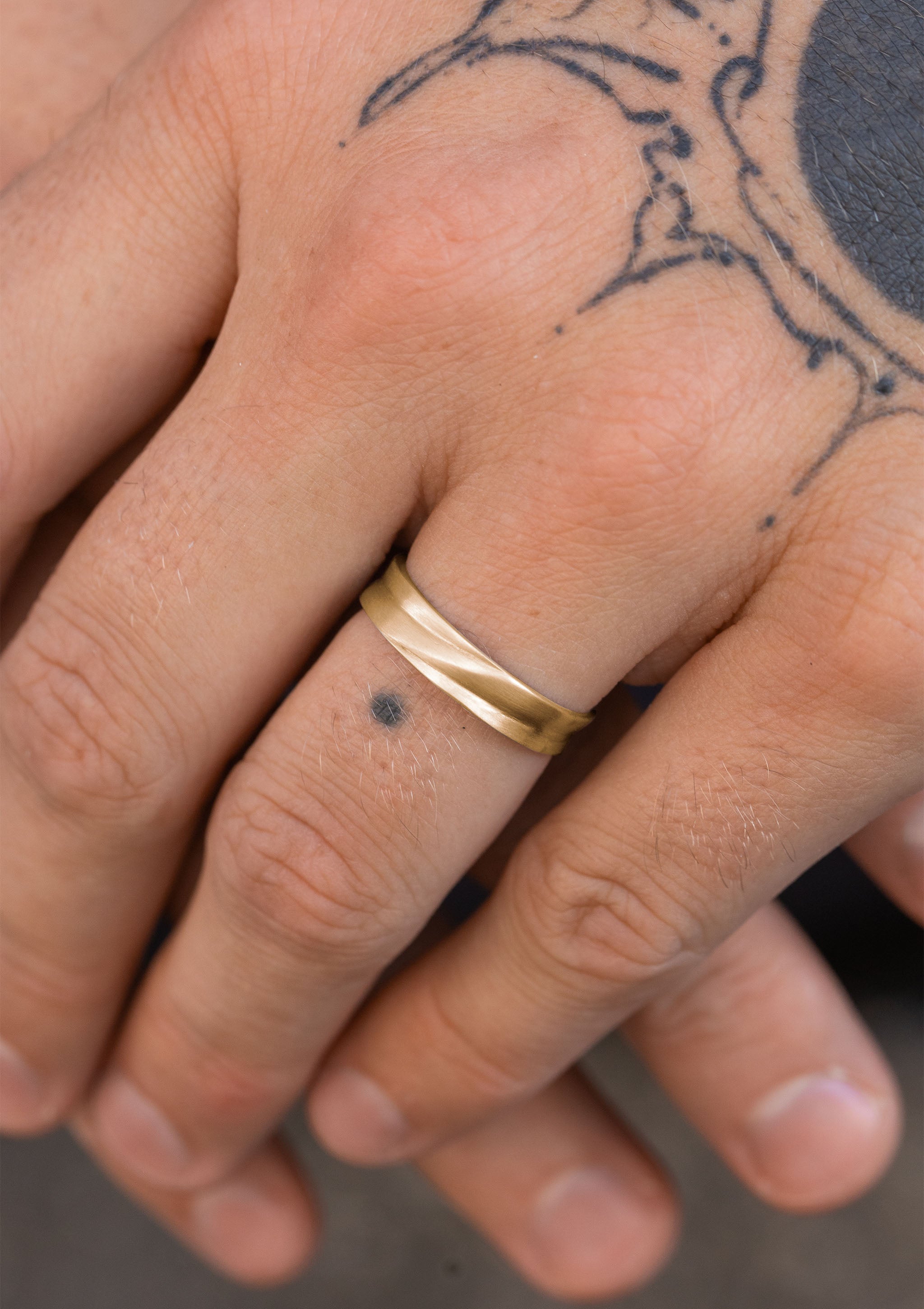 Echo Men’s Ring in solid yellow gold
