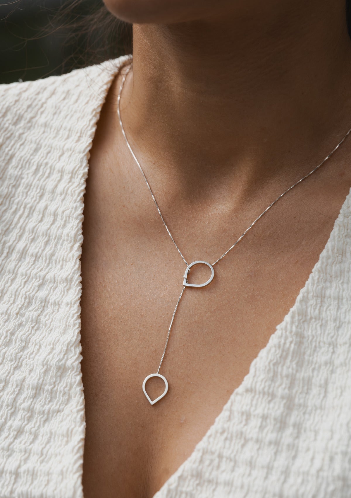 Teardrop lariat necklace — на теле