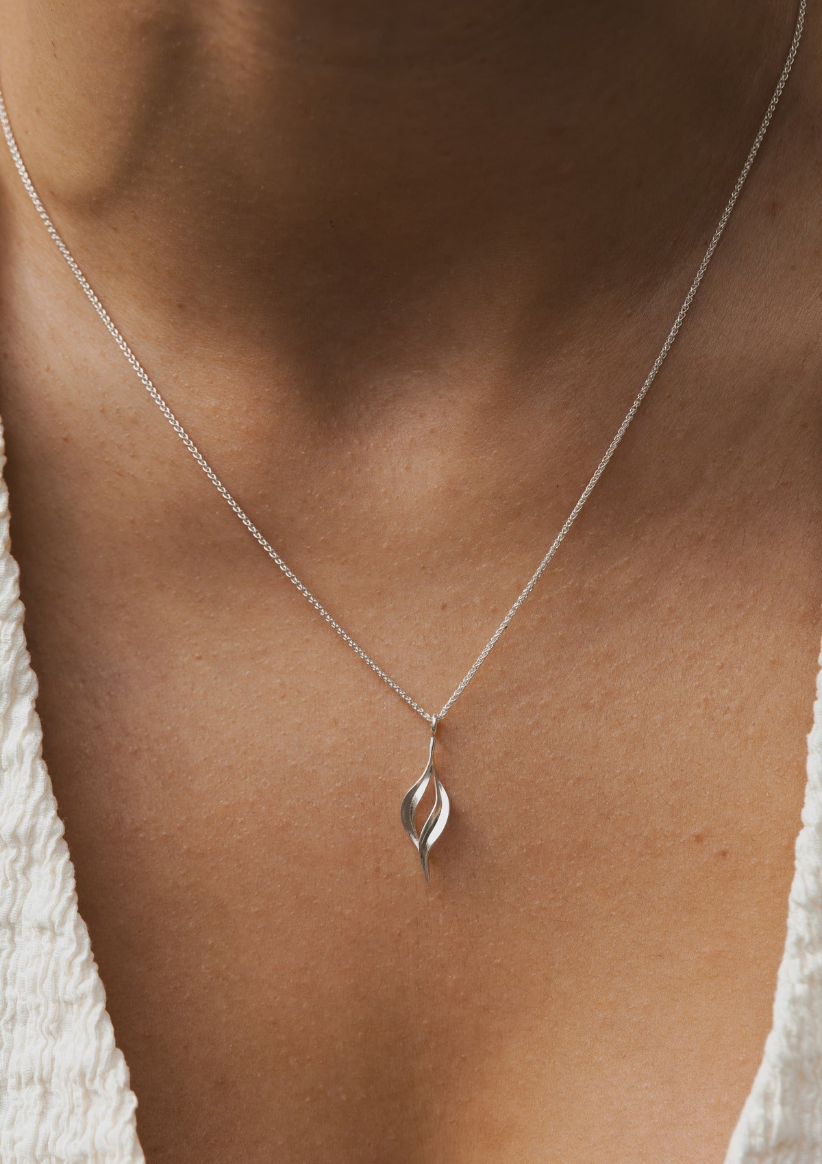 Medium thalia necklace — на теле