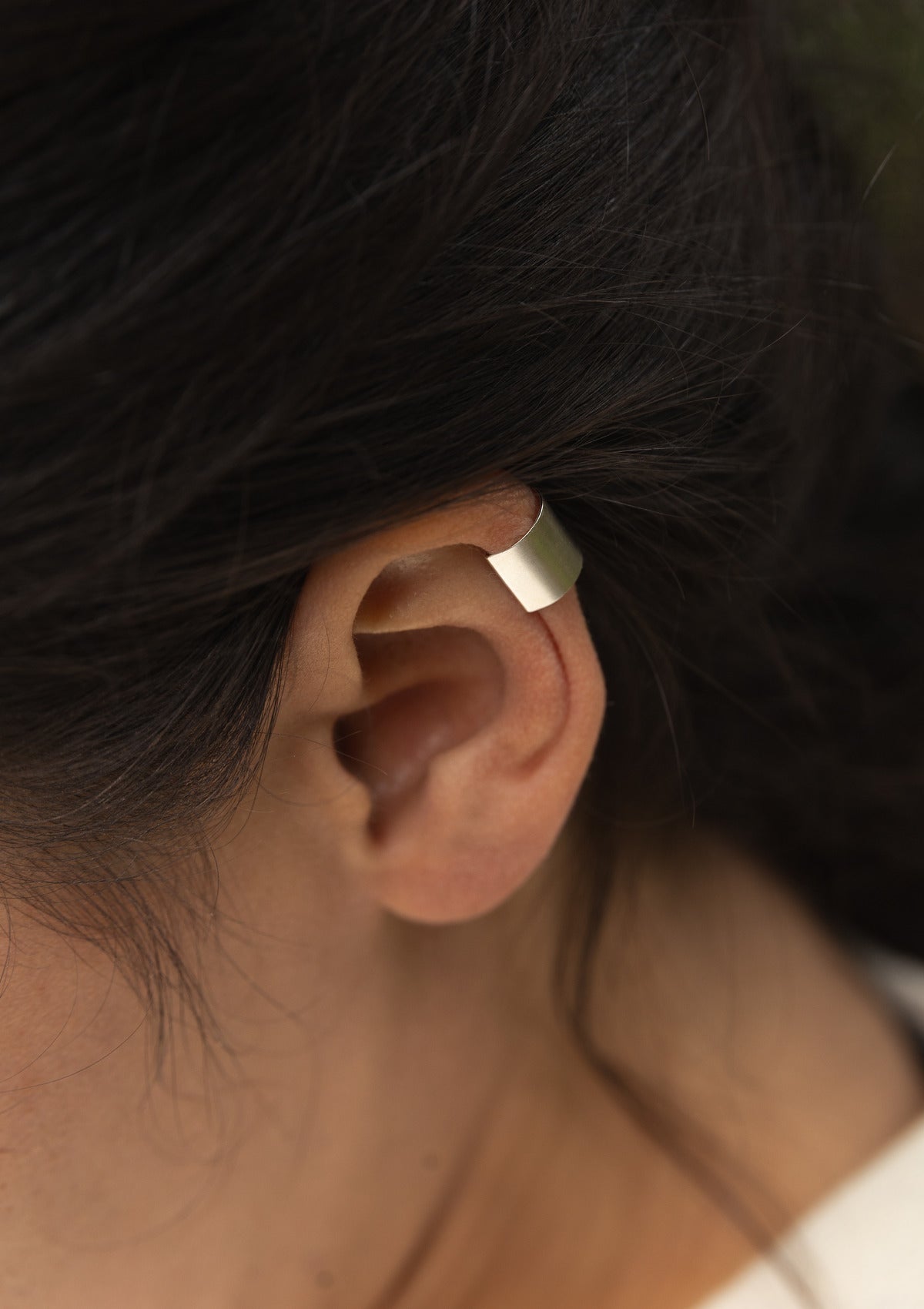Wide ear cuff — на теле