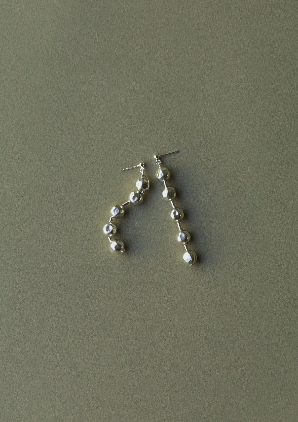 Orb earrings — зелёный фон