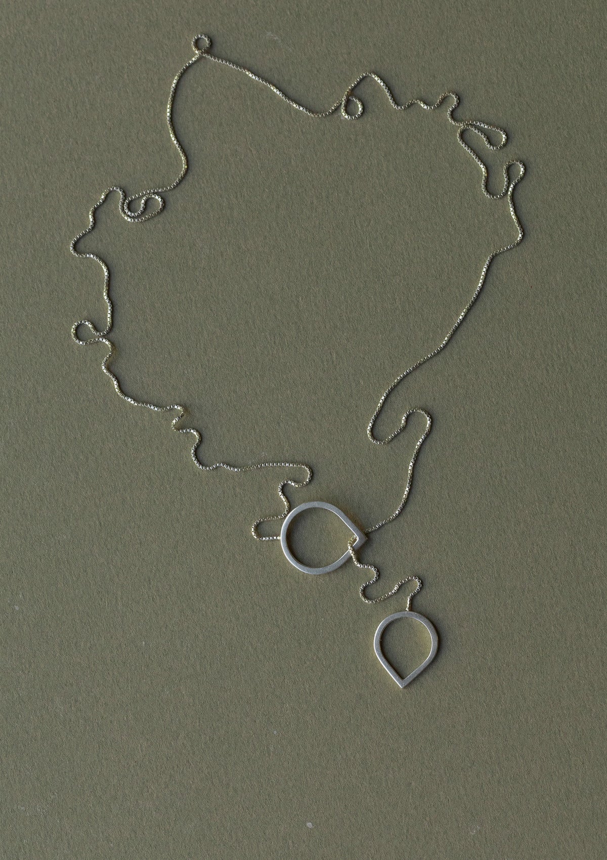 Teardrop lariat necklace — зелёный фон