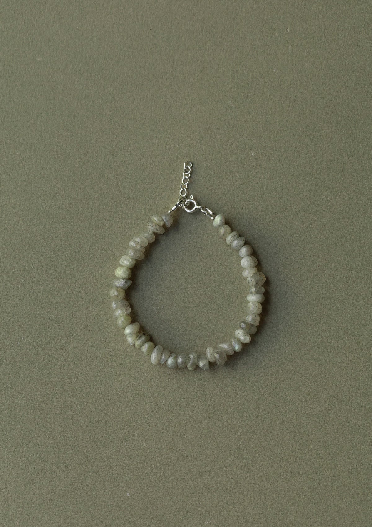 Labradorite beaded bracelet — зелёный фон