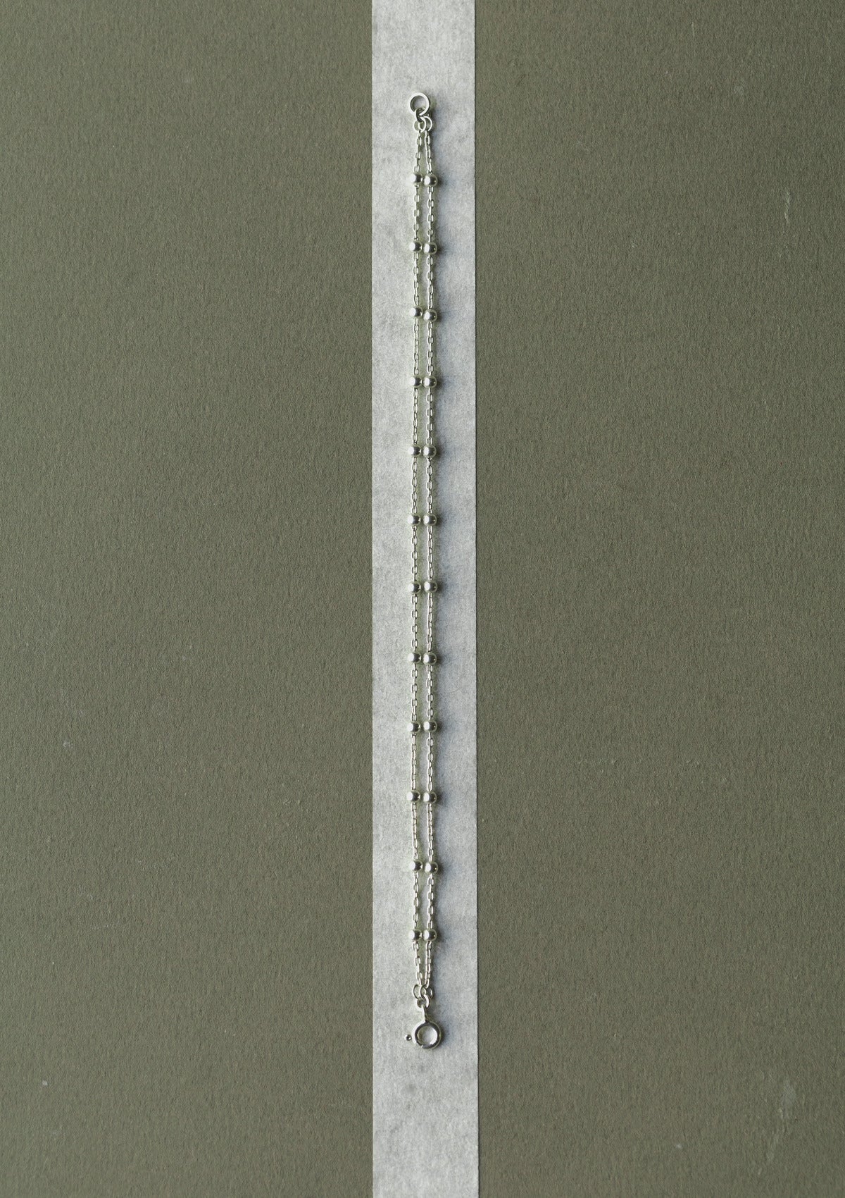 Silver Double Beaded Bracelet — зелёный фон