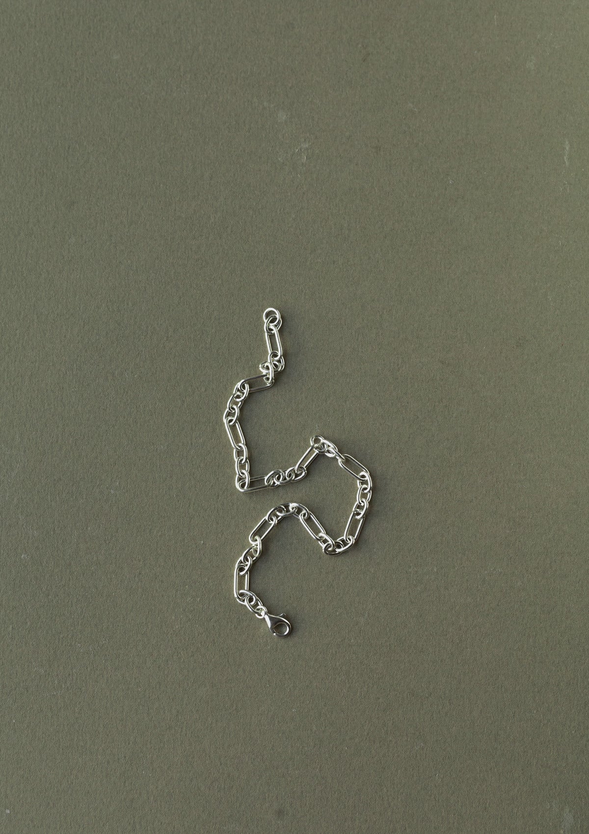 link chain bracelet — зелёный фон