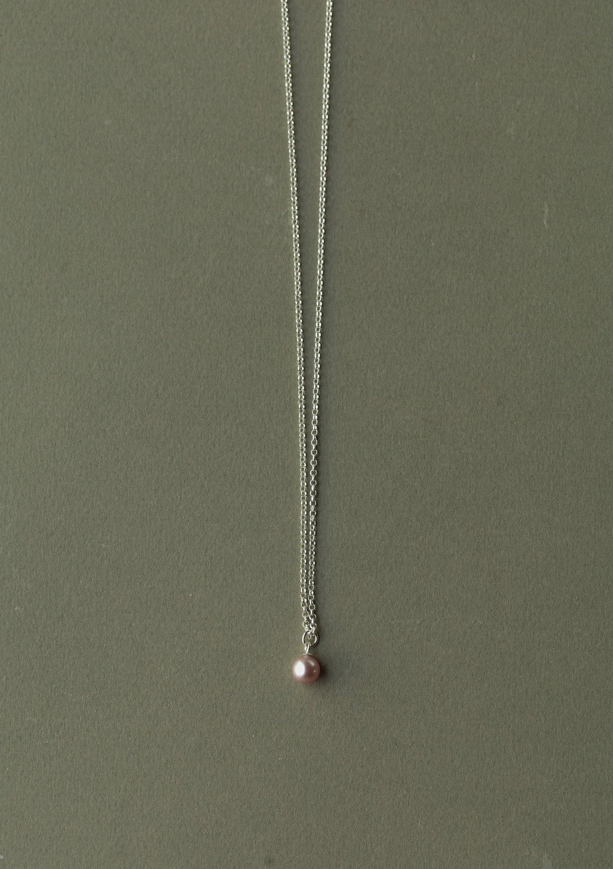 Pink pearl necklace — зелёный фон