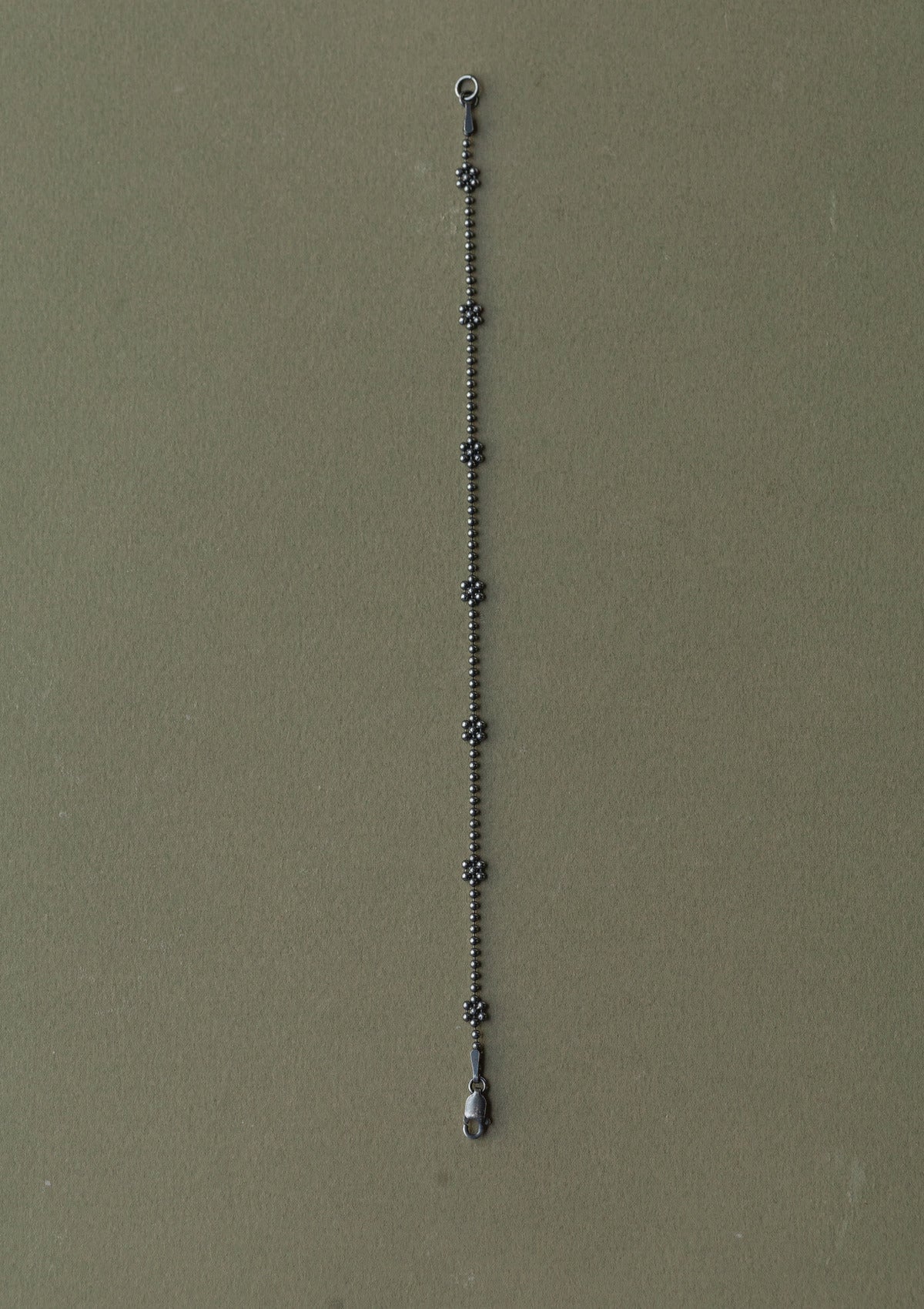 Black silver flower bracelet — зелёный фон