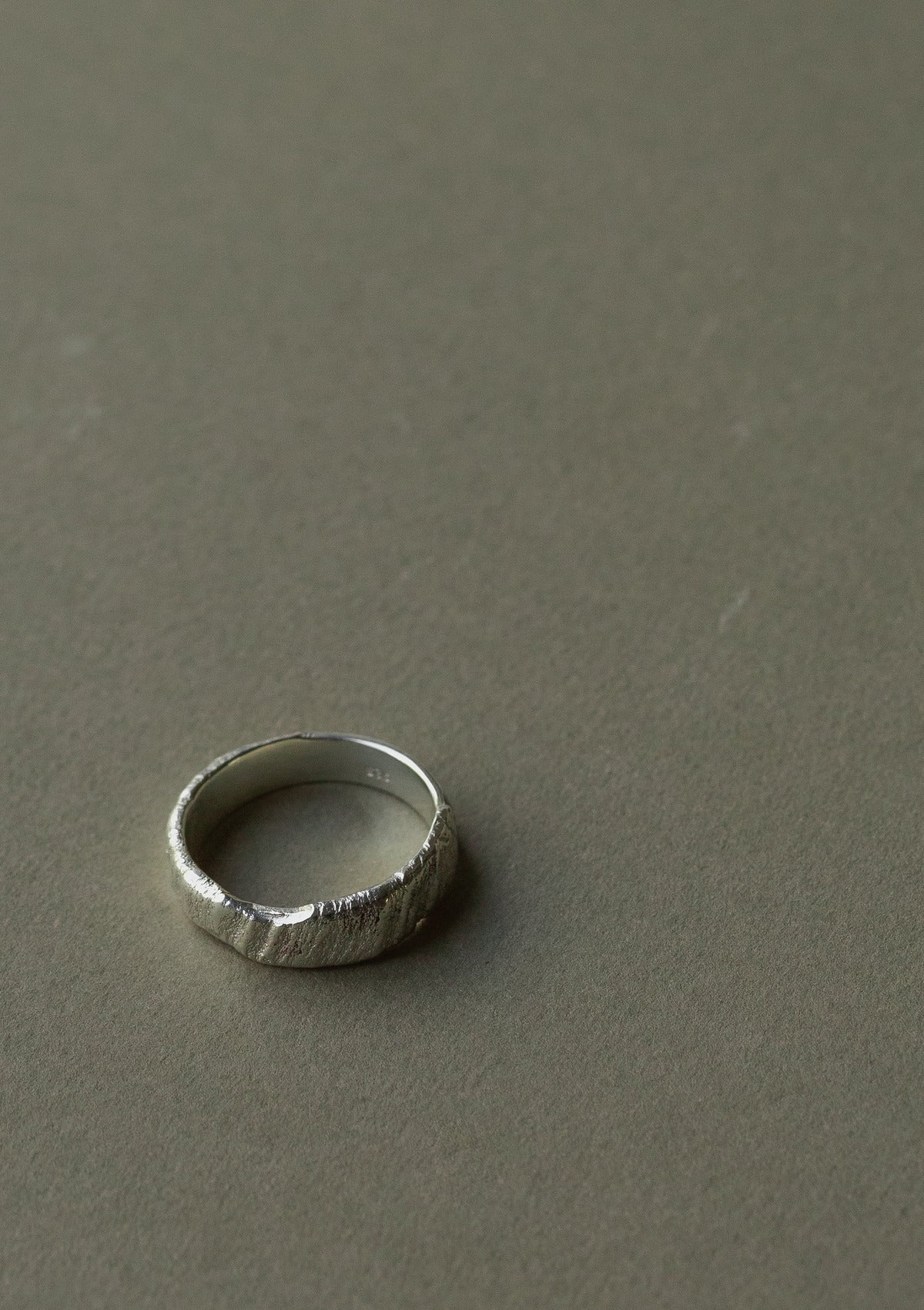 Silk ring rough — зелёный фон