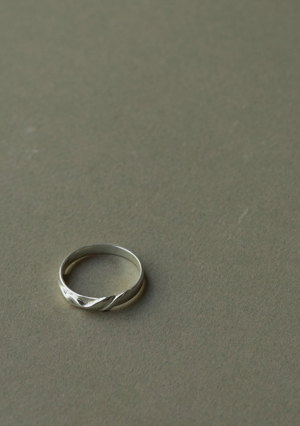 Silk ring wide — зелёный фон