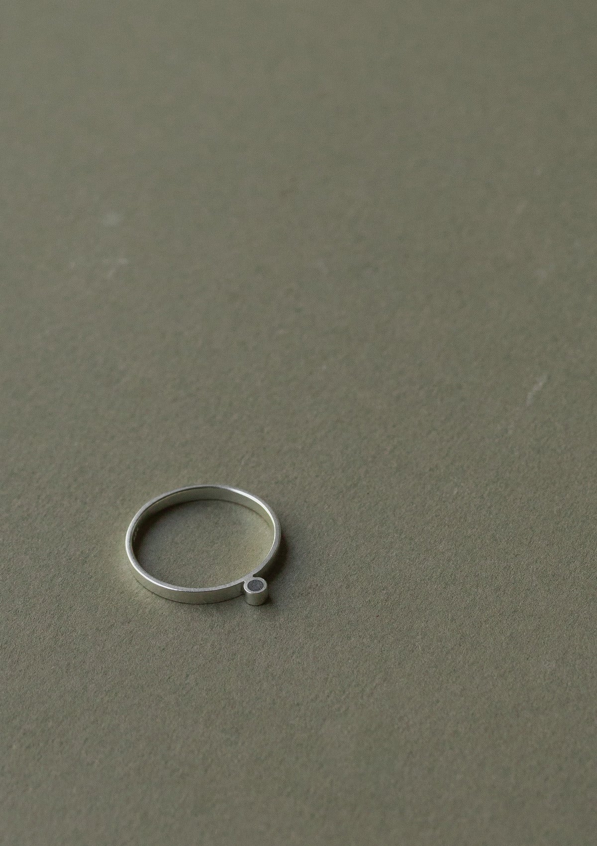 Dot concrete ring — зелёный фон