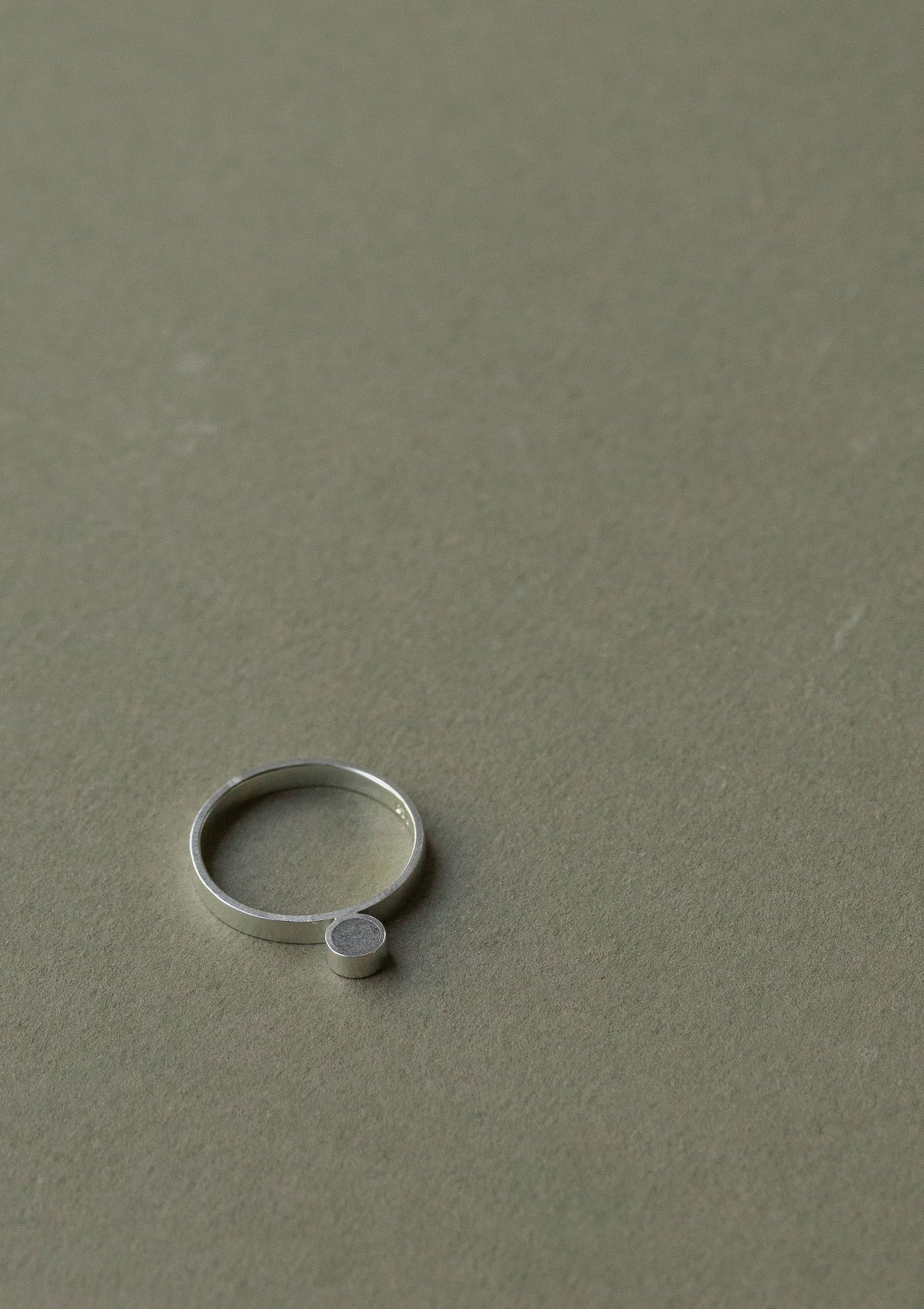 Concrete one circle ring — зелёный фон
