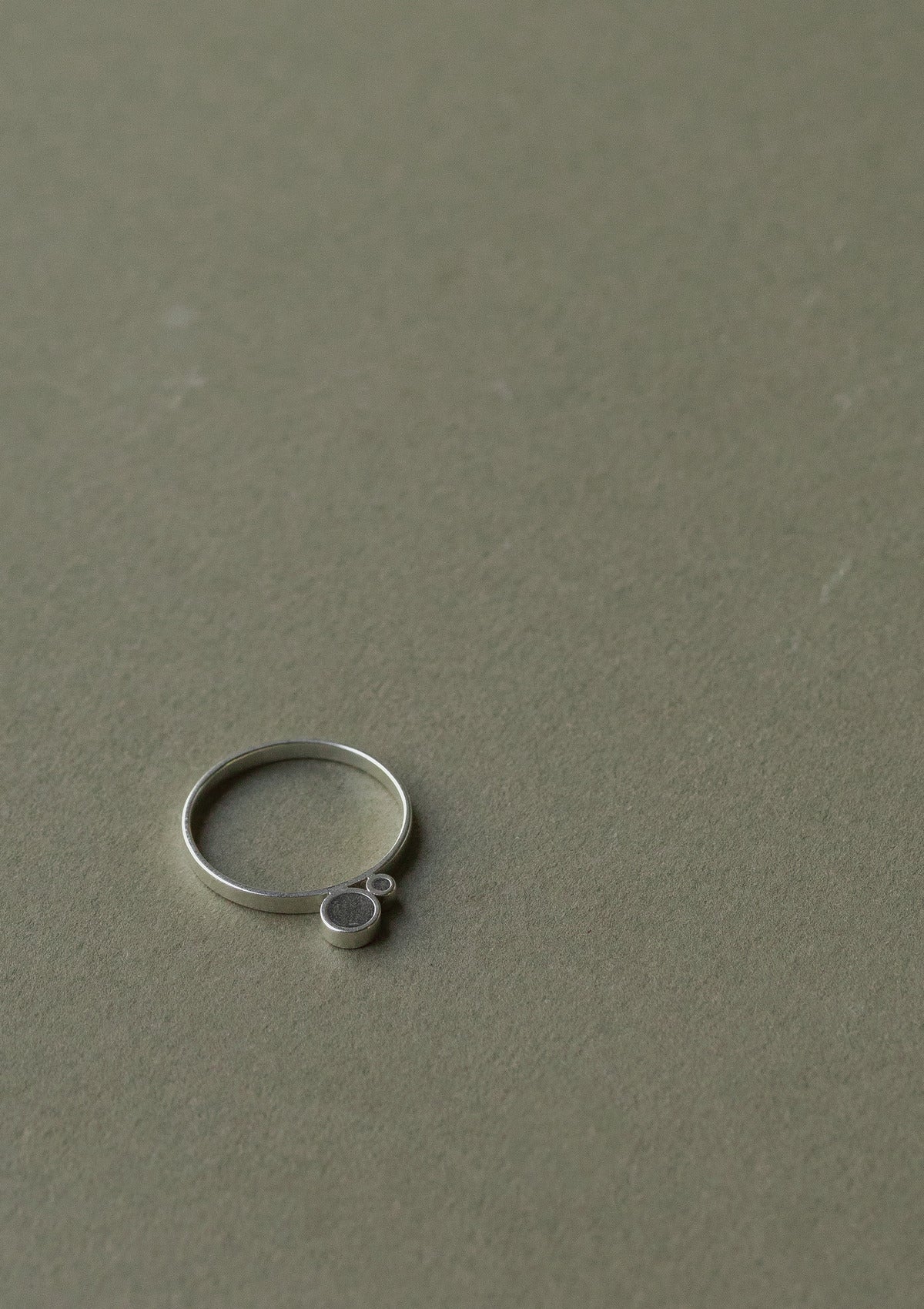 Concrete two circles ring — зелёный фон