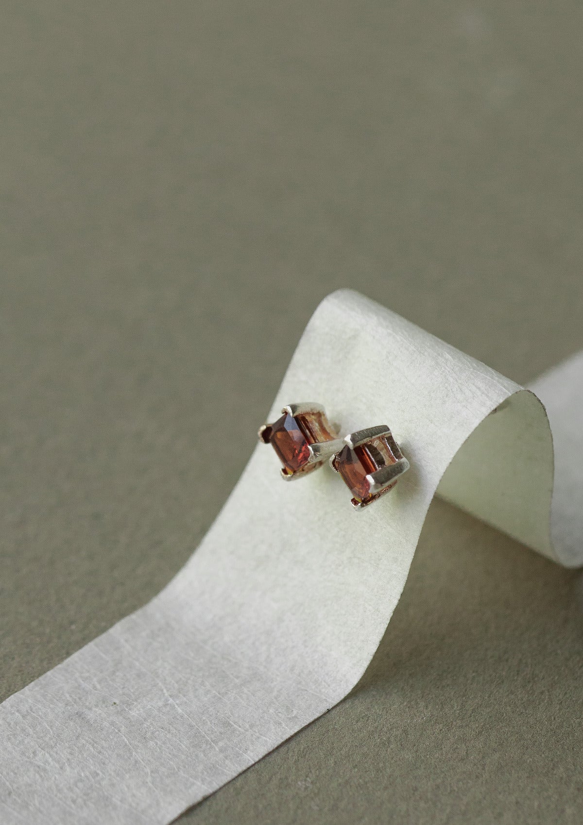 Brown orange zirconia studs — зелёный со скотчем