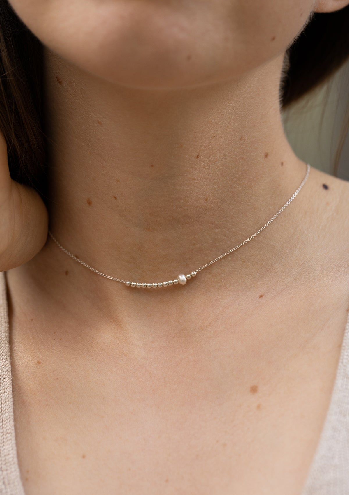 Single pearl choker