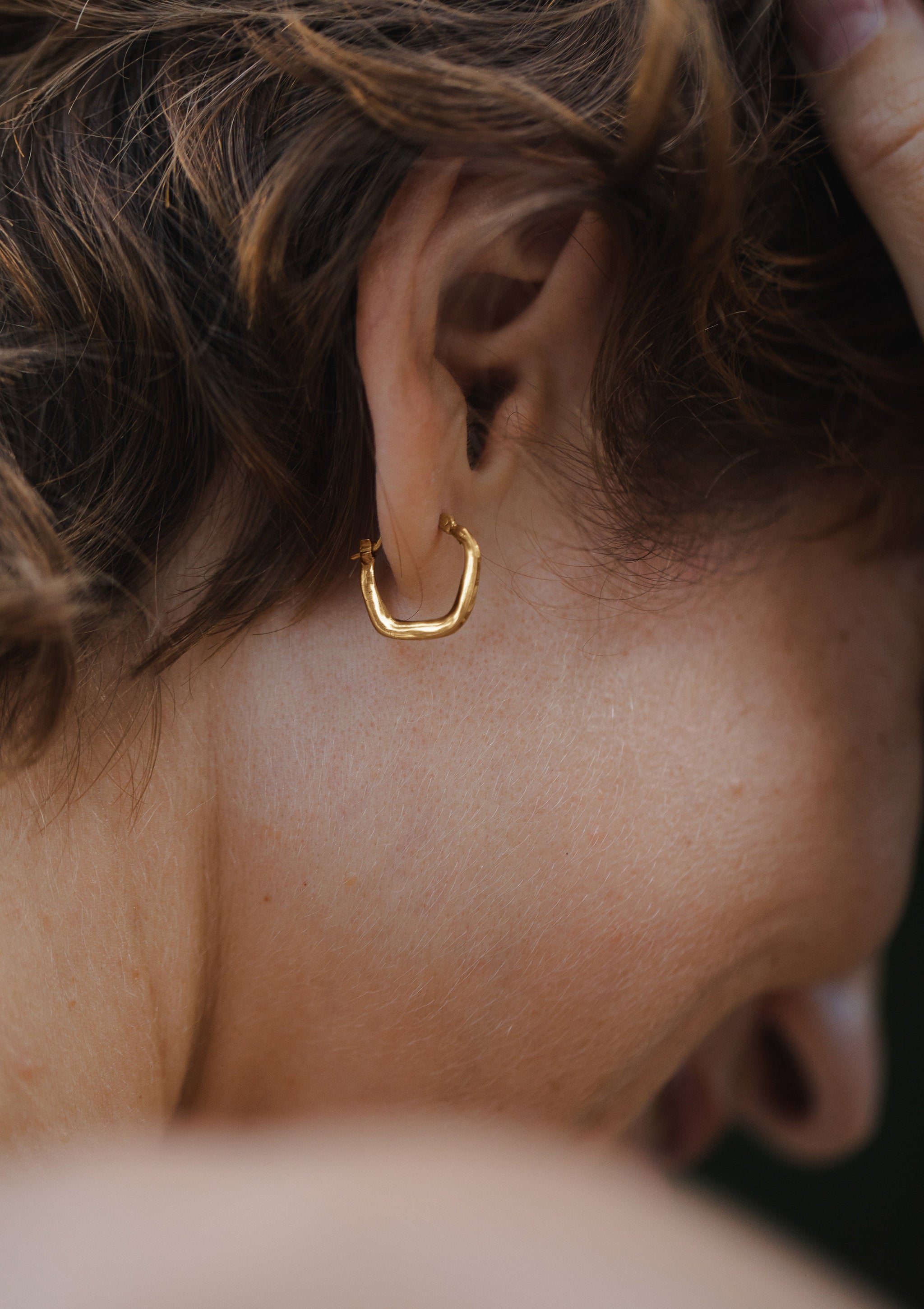 Clio hoop earrings in solid gold