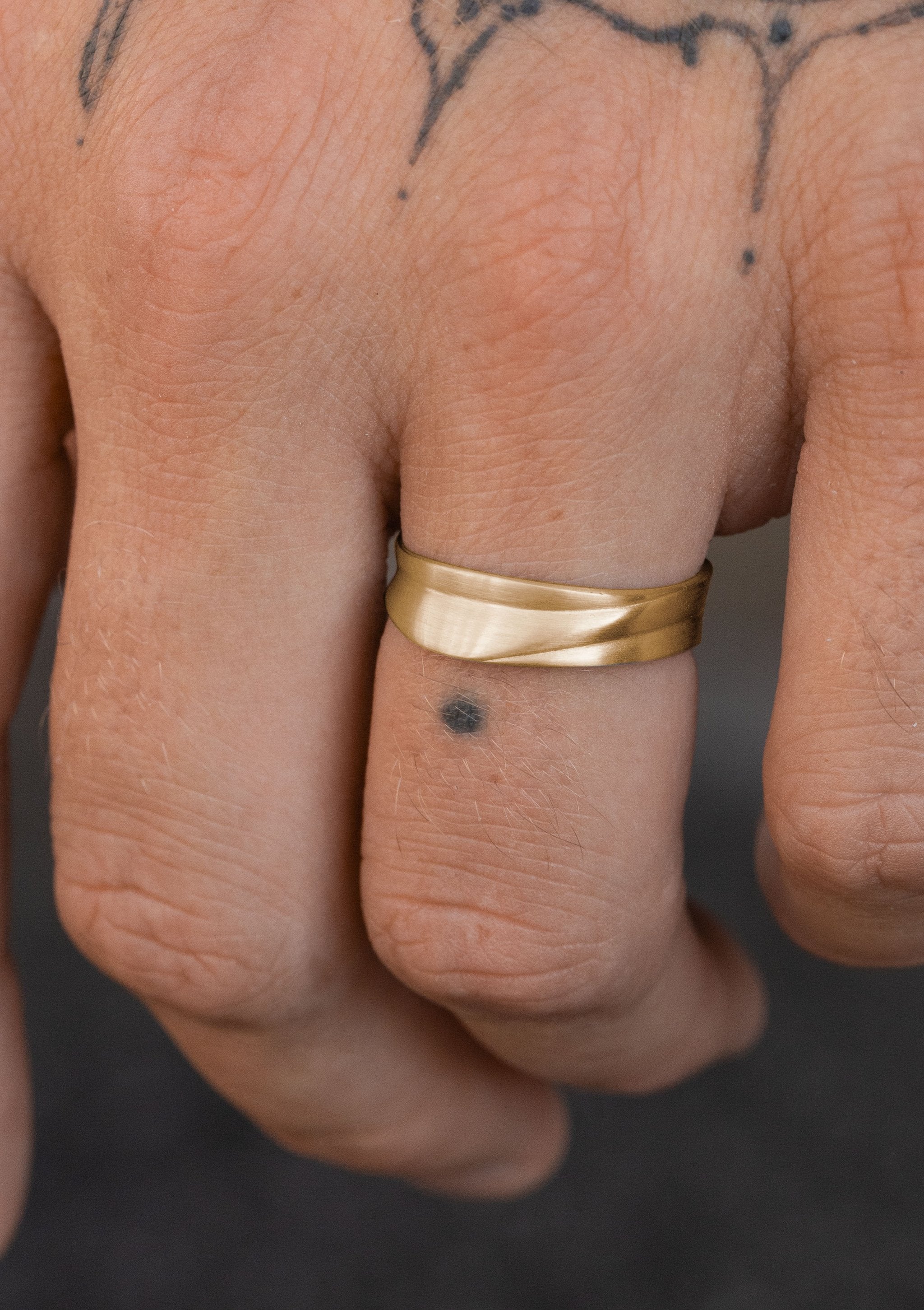 Echo Men’s Ring – Wavy in solid yellow gold