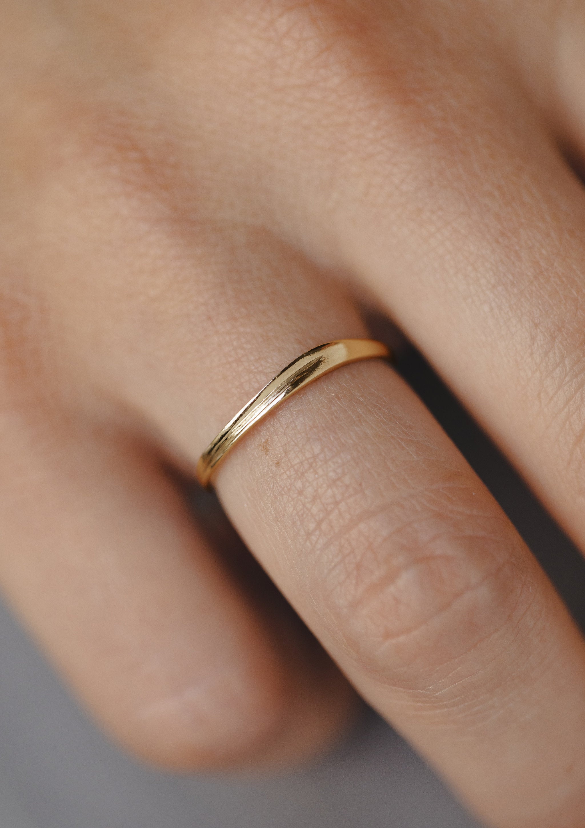 Iris ring in solid gold