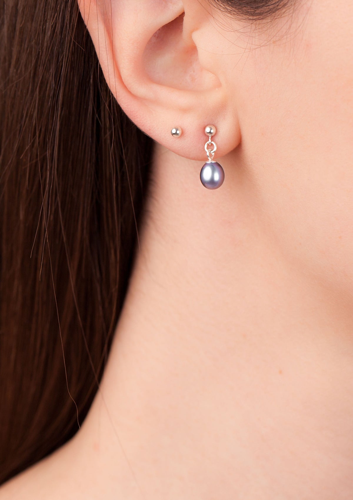 Black pearl stud earrings — на теле