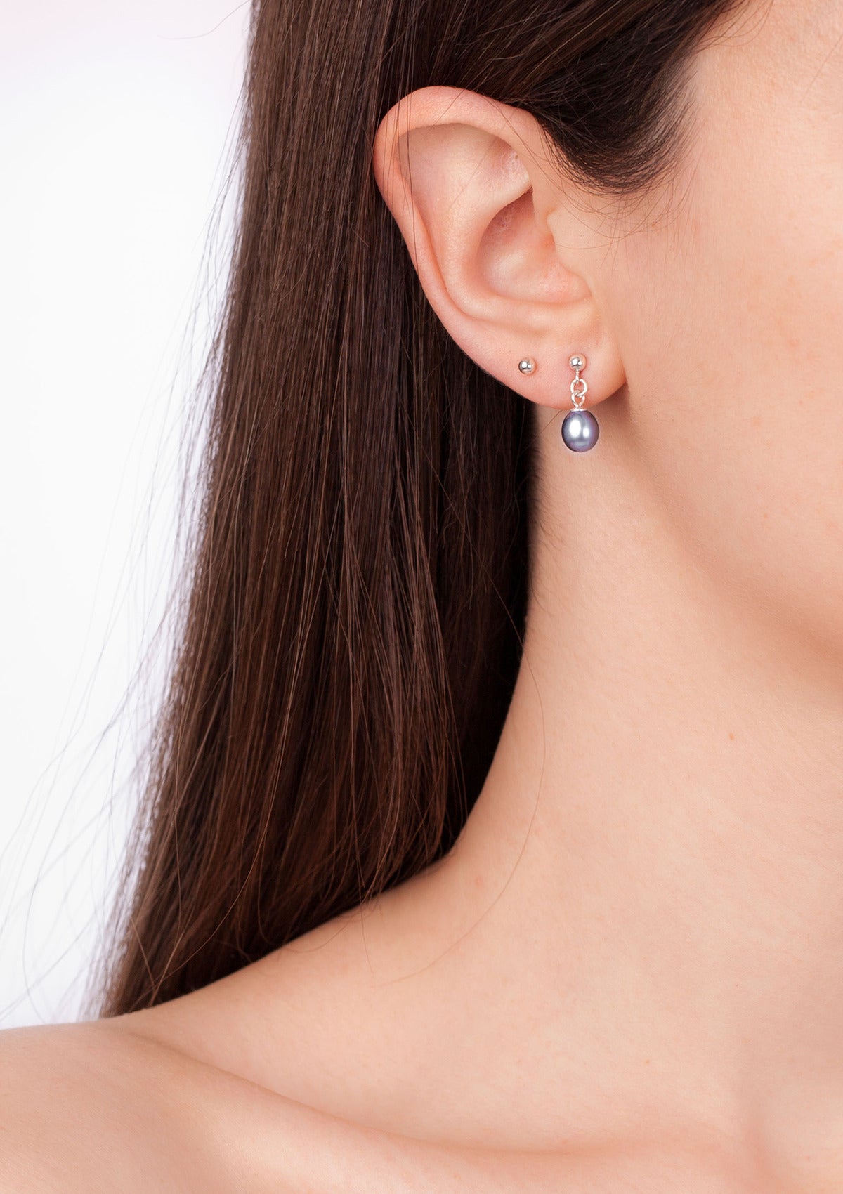 Black pearl stud earrings — на теле