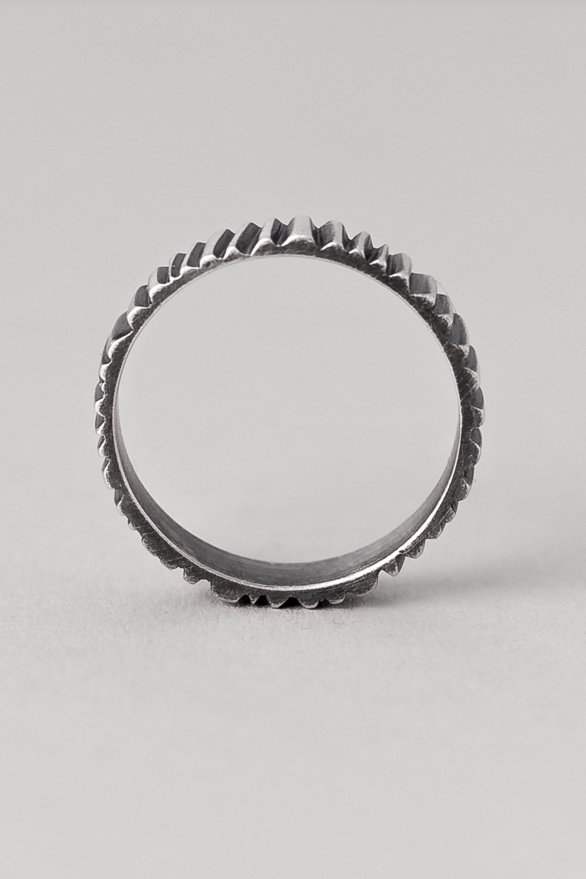 Ring aus schwarzer Baumrinde