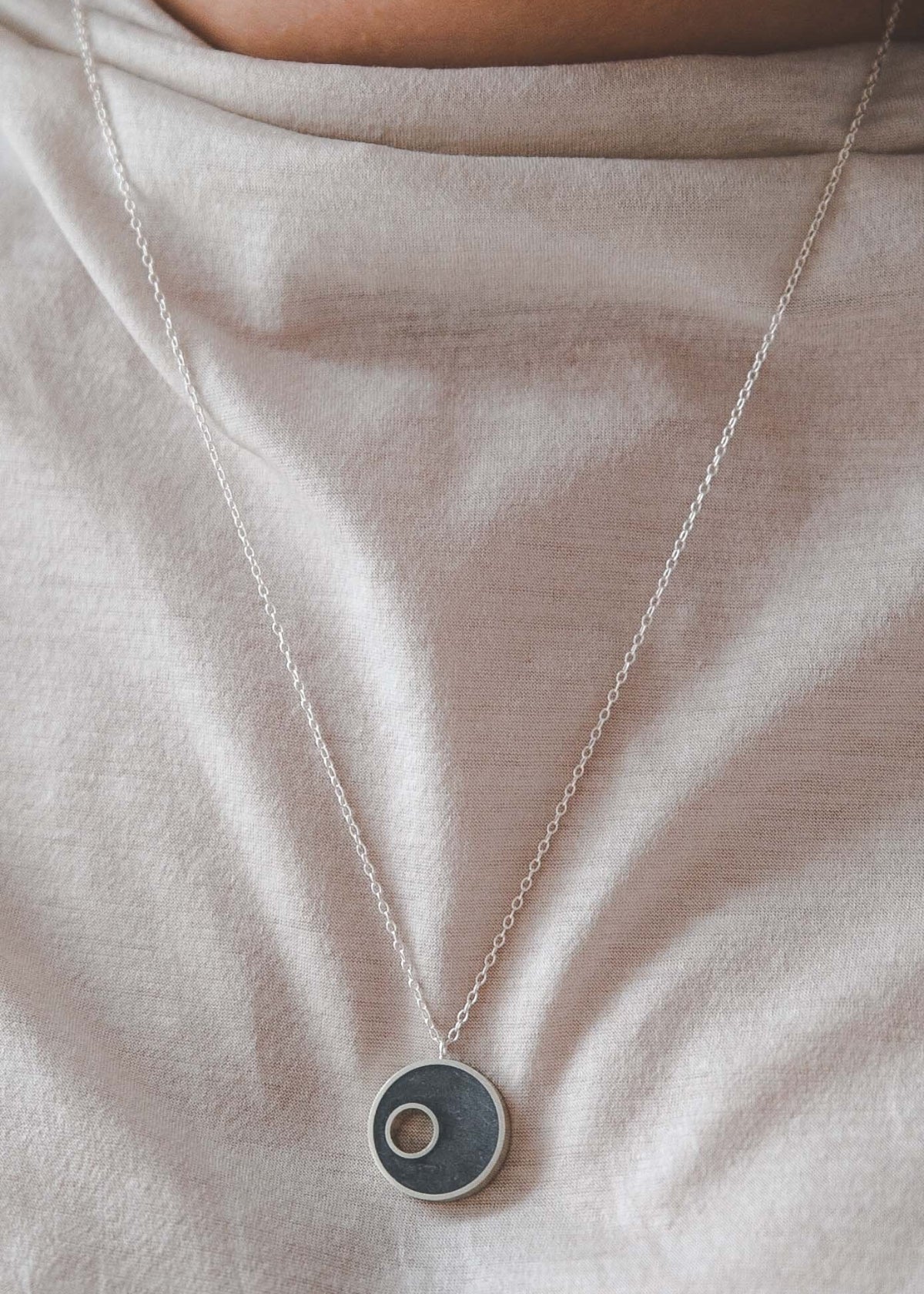 Runde Asymmetrische Betonkette