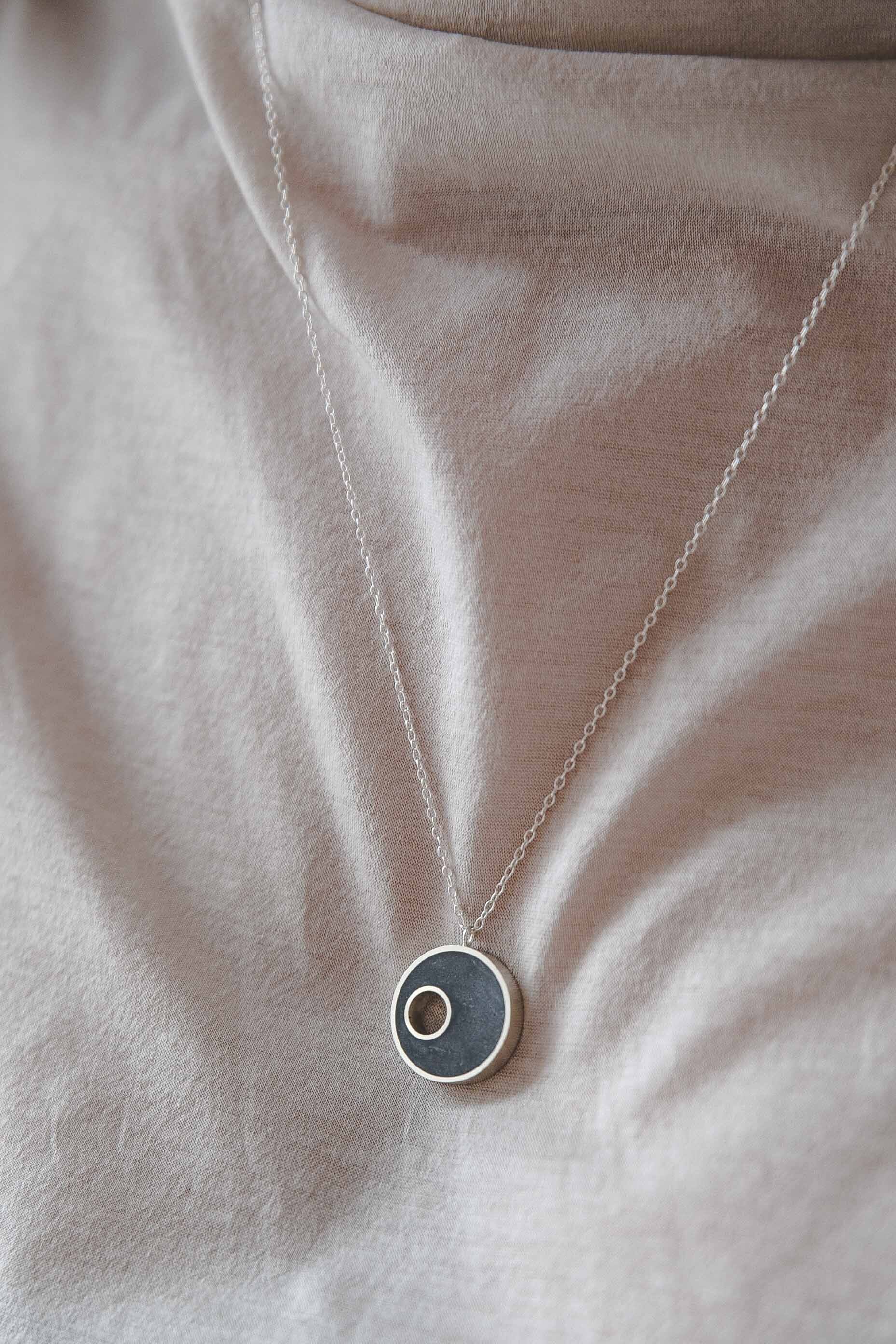 Runde Asymmetrische Betonkette