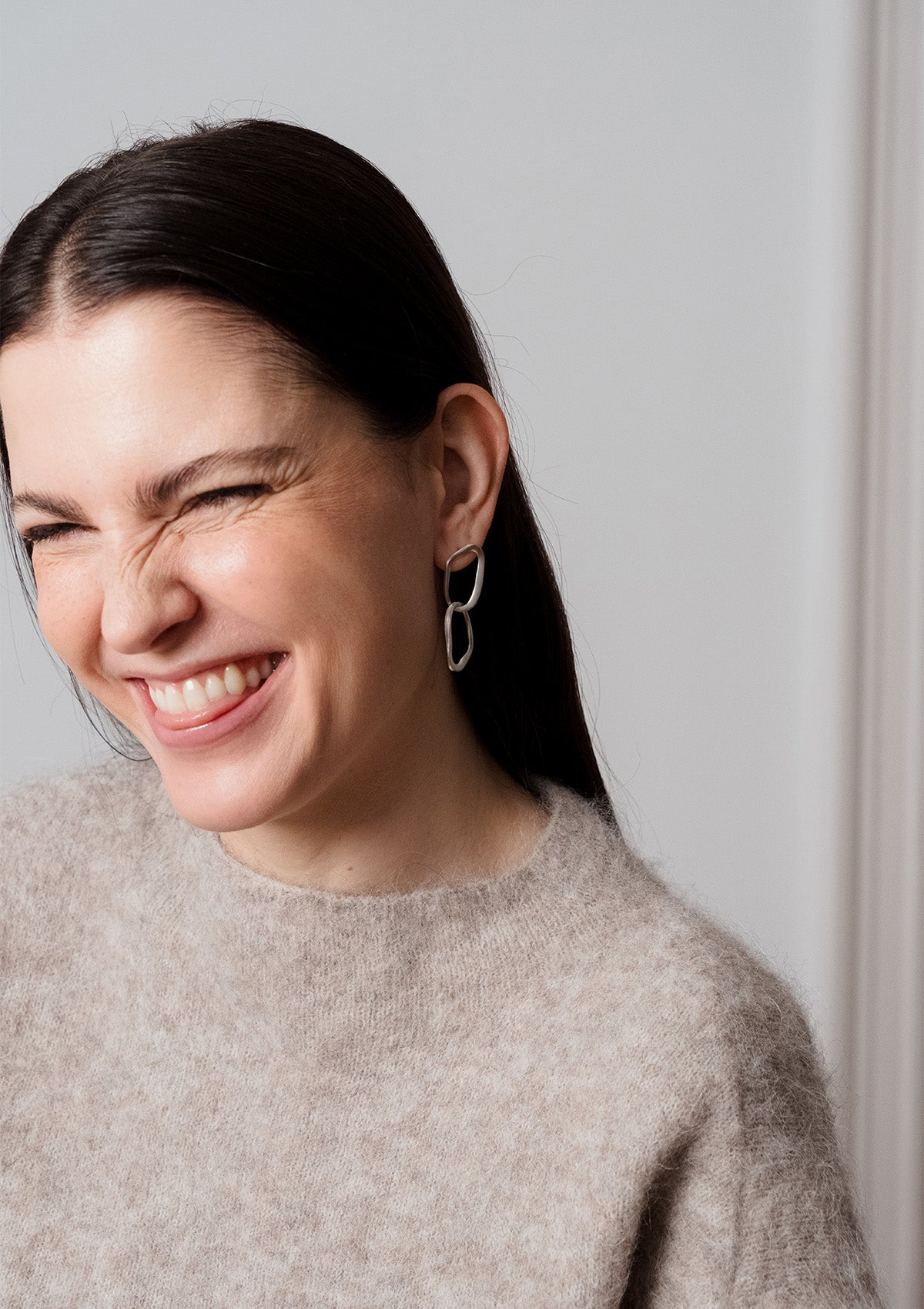Minimalist Jewelry for Travel: Pieces That Pack Light and Travel Well