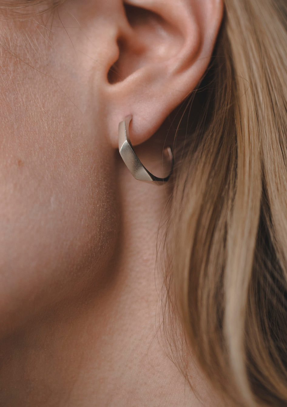 Faceta hoops in silver