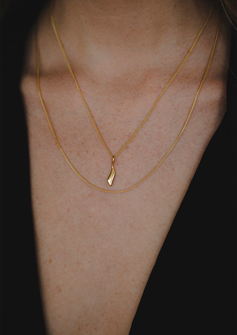 Sena plain gold necklace