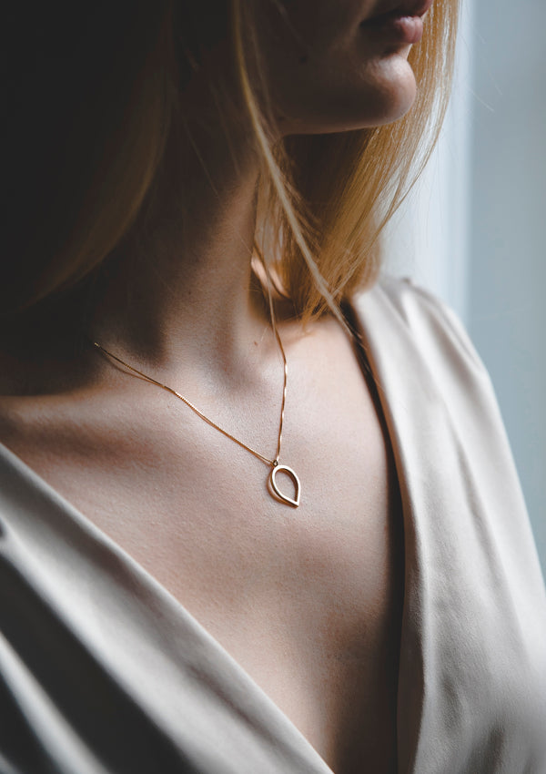 Gold teardrop venetian necklace