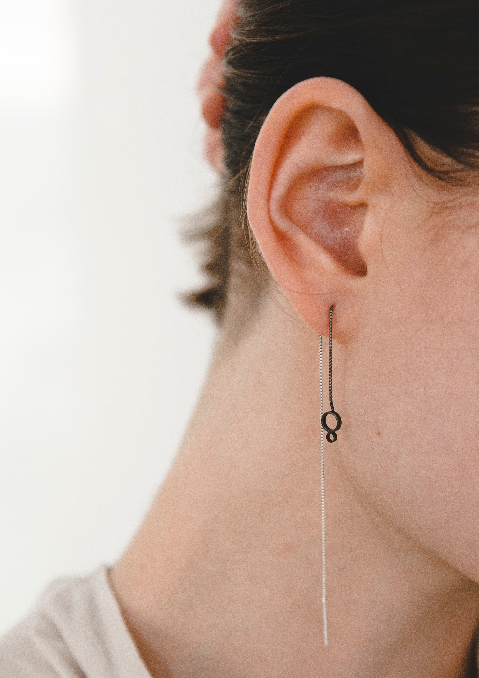 Schwarze Kreis Threader Ohrringe