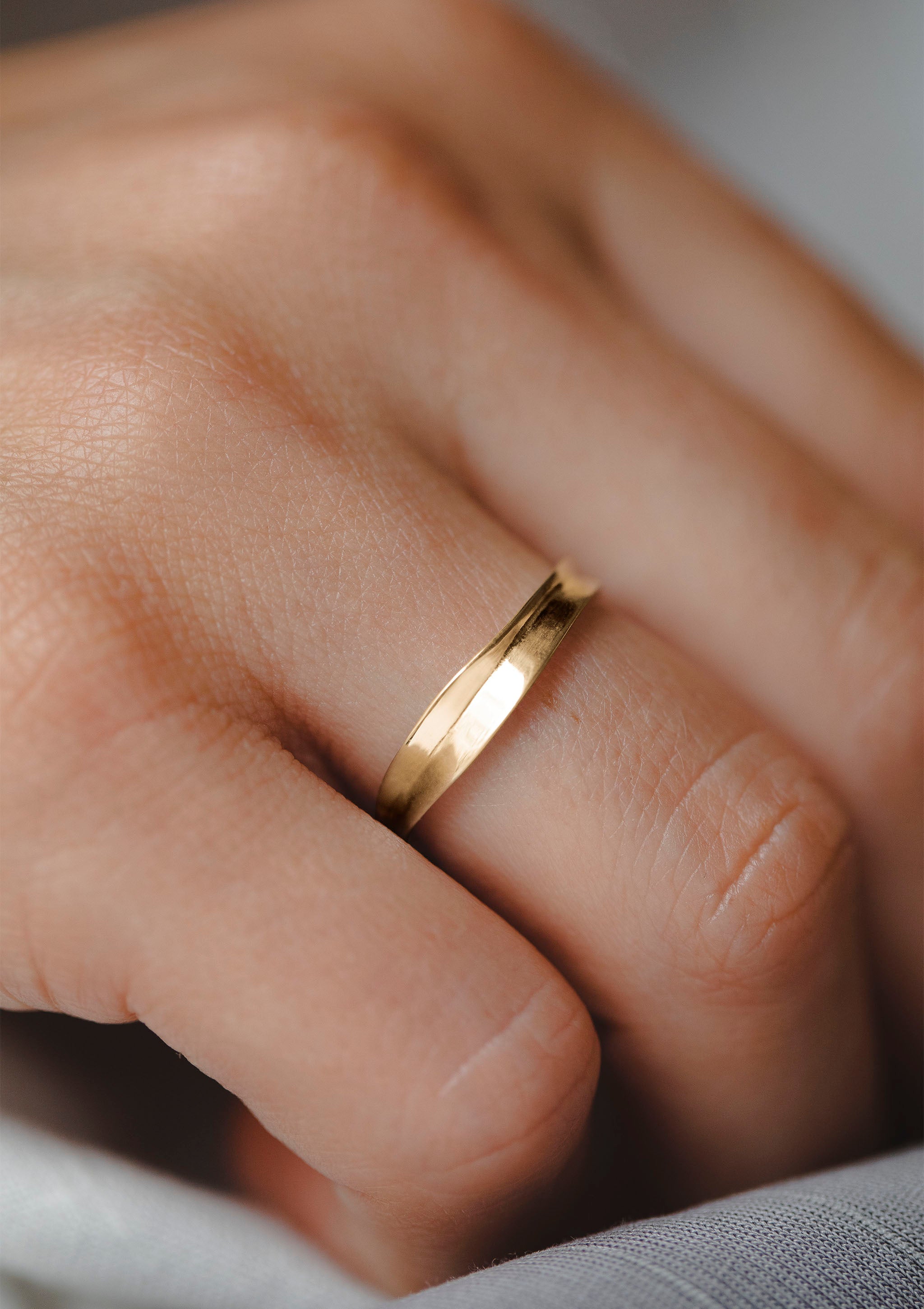 Linea Women’s Ring in solid yellow gold
