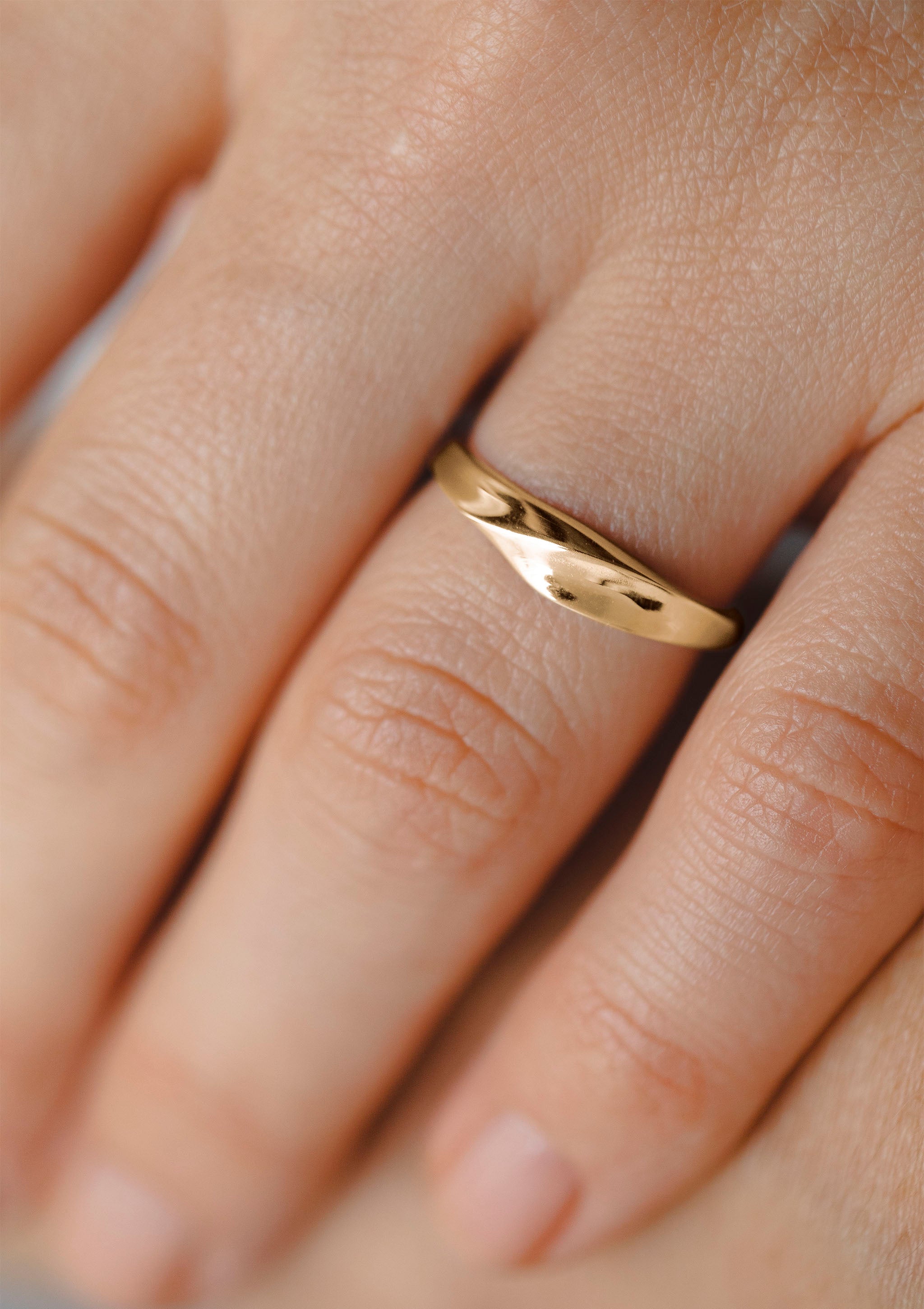Oda Women’s Ring in solid yellow gold