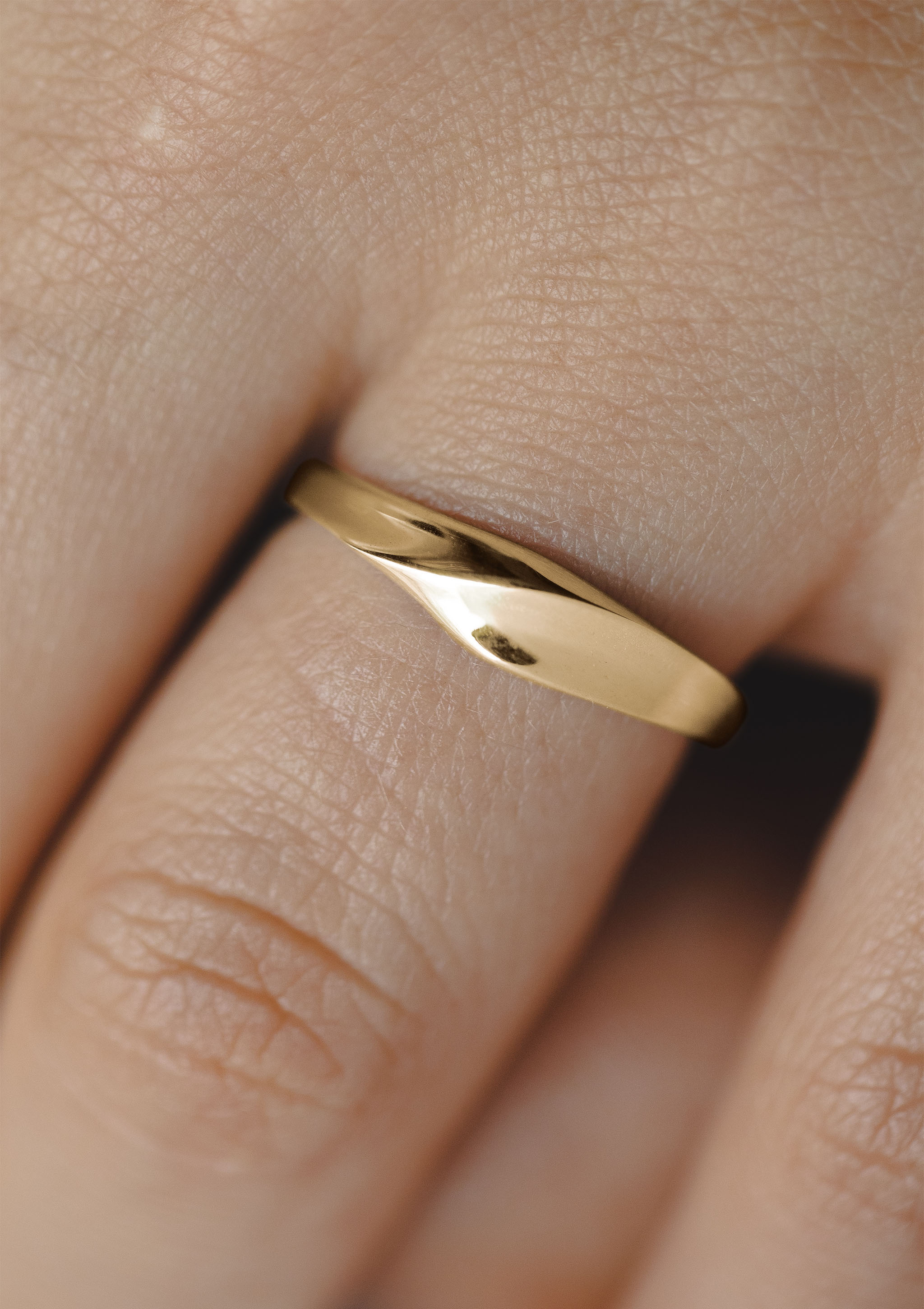 Oda Women’s Ring in solid yellow gold