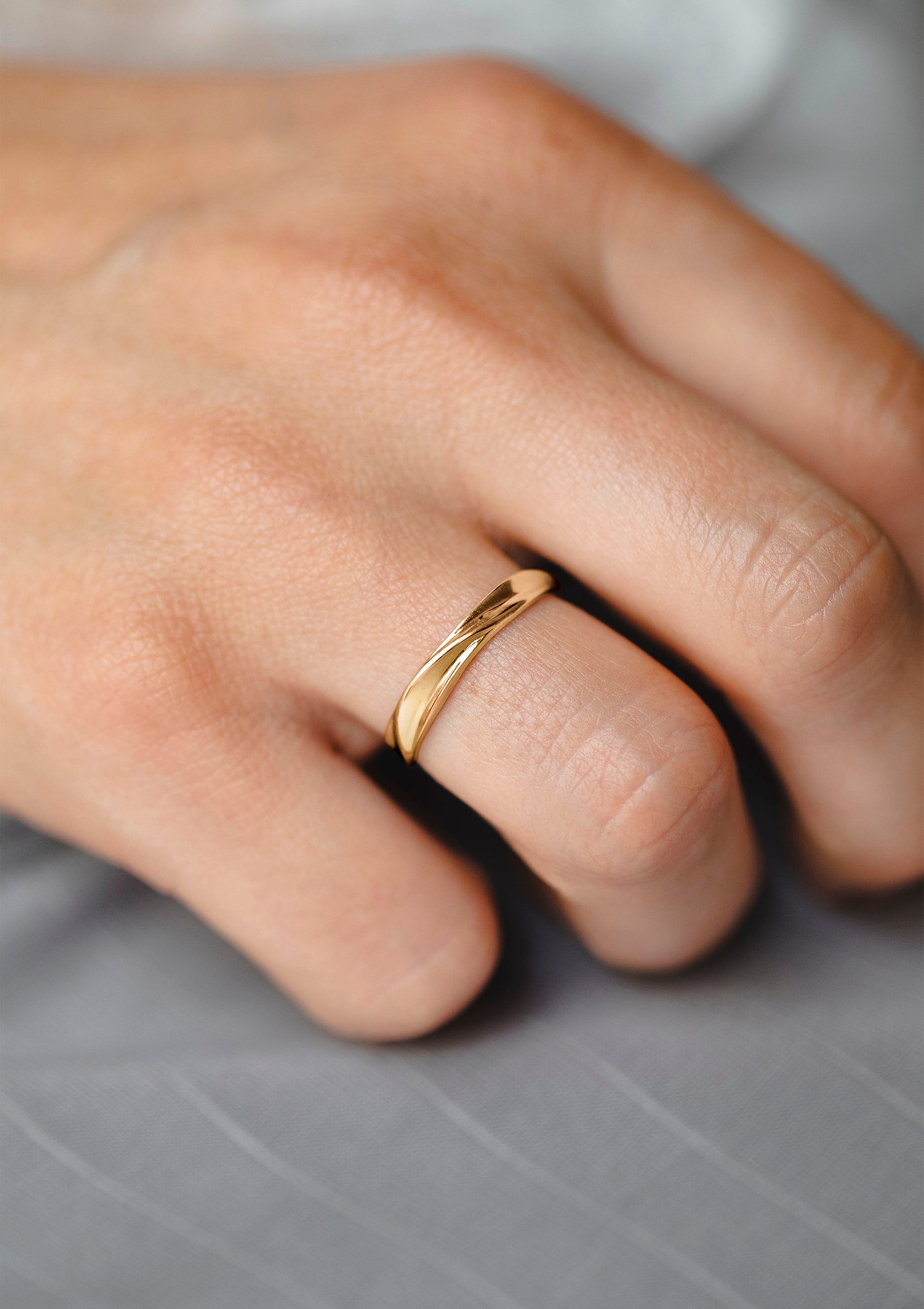 Echo Women’s Ring in solid yellow gold