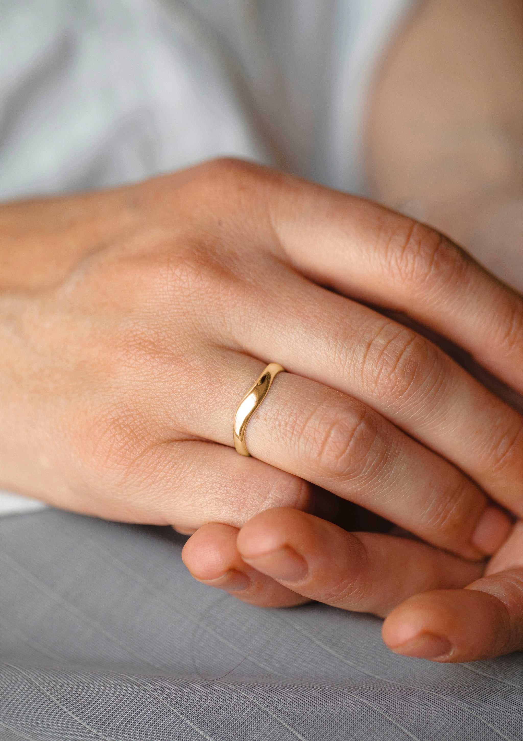 Marea Women’s Ring in solid yellow gold