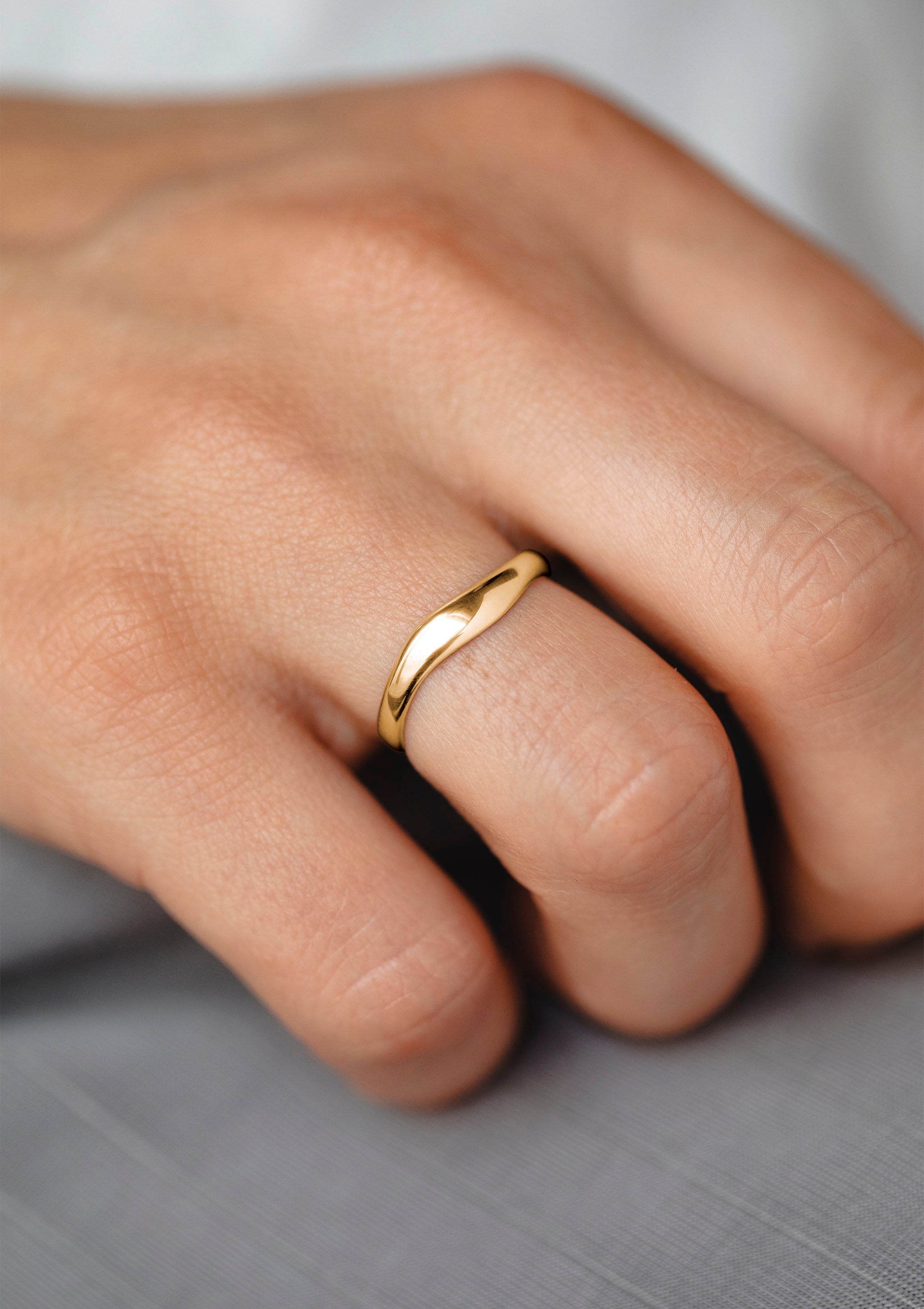 Marea Women’s Ring in solid yellow gold